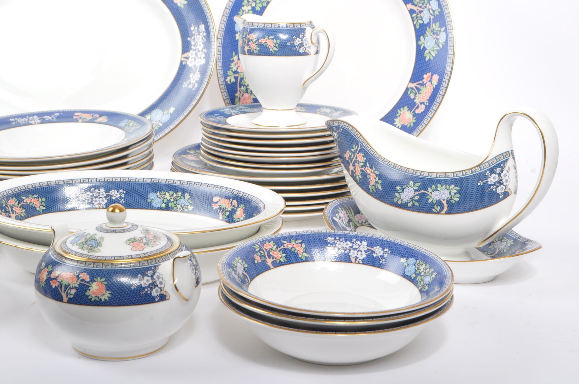 LARGE EXTENSIVE BLUE SIAM DINNER / TEA SERVICE BY WEDGWOOD - Bild 2 aus 13