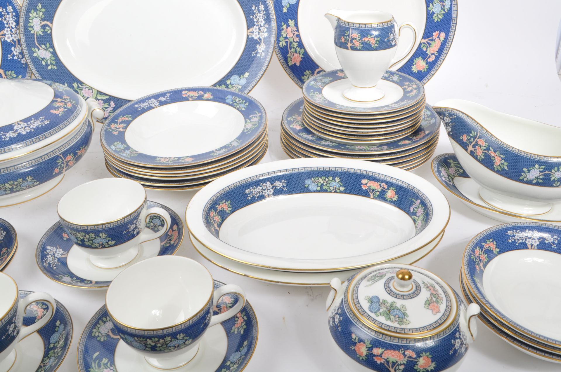 LARGE EXTENSIVE BLUE SIAM DINNER / TEA SERVICE BY WEDGWOOD - Bild 8 aus 13