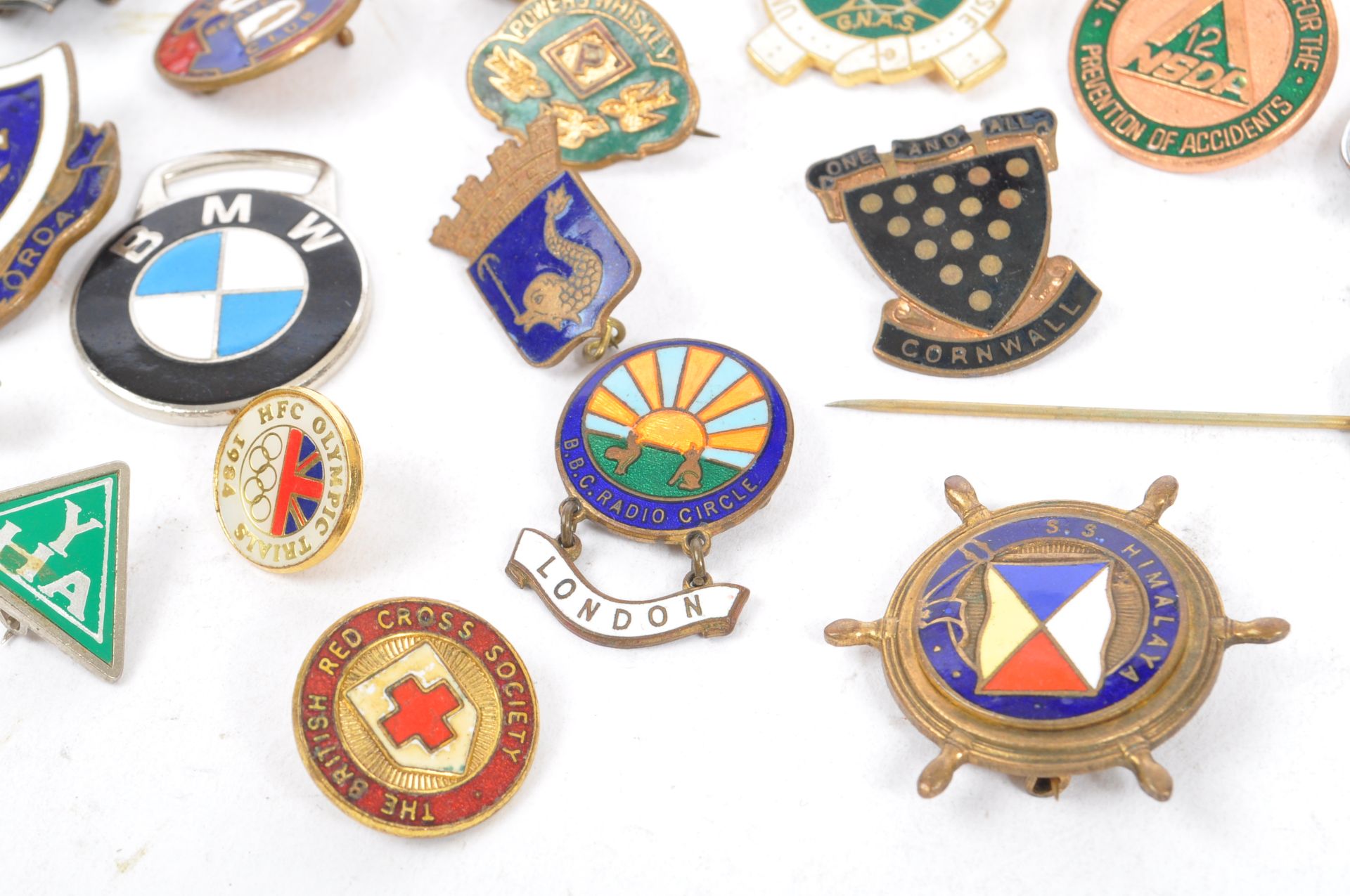 COLLECTION OF VINTAGE 20TH CENTURY ENAMELLED BADGES - Image 2 of 10