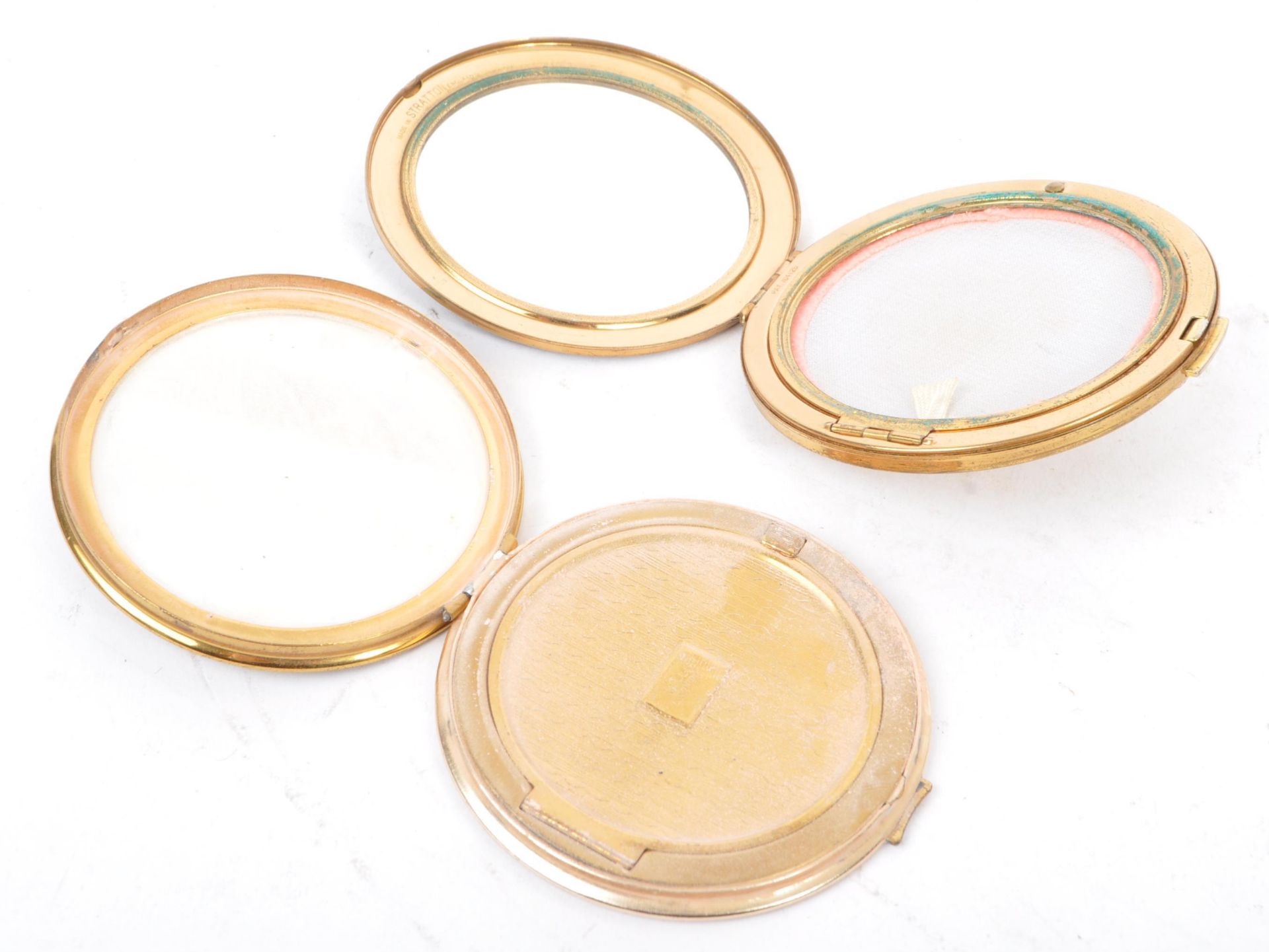 COLLECTION OF 20TH CENTURY VINTAGE VANITY COMPACTS - Image 3 of 10
