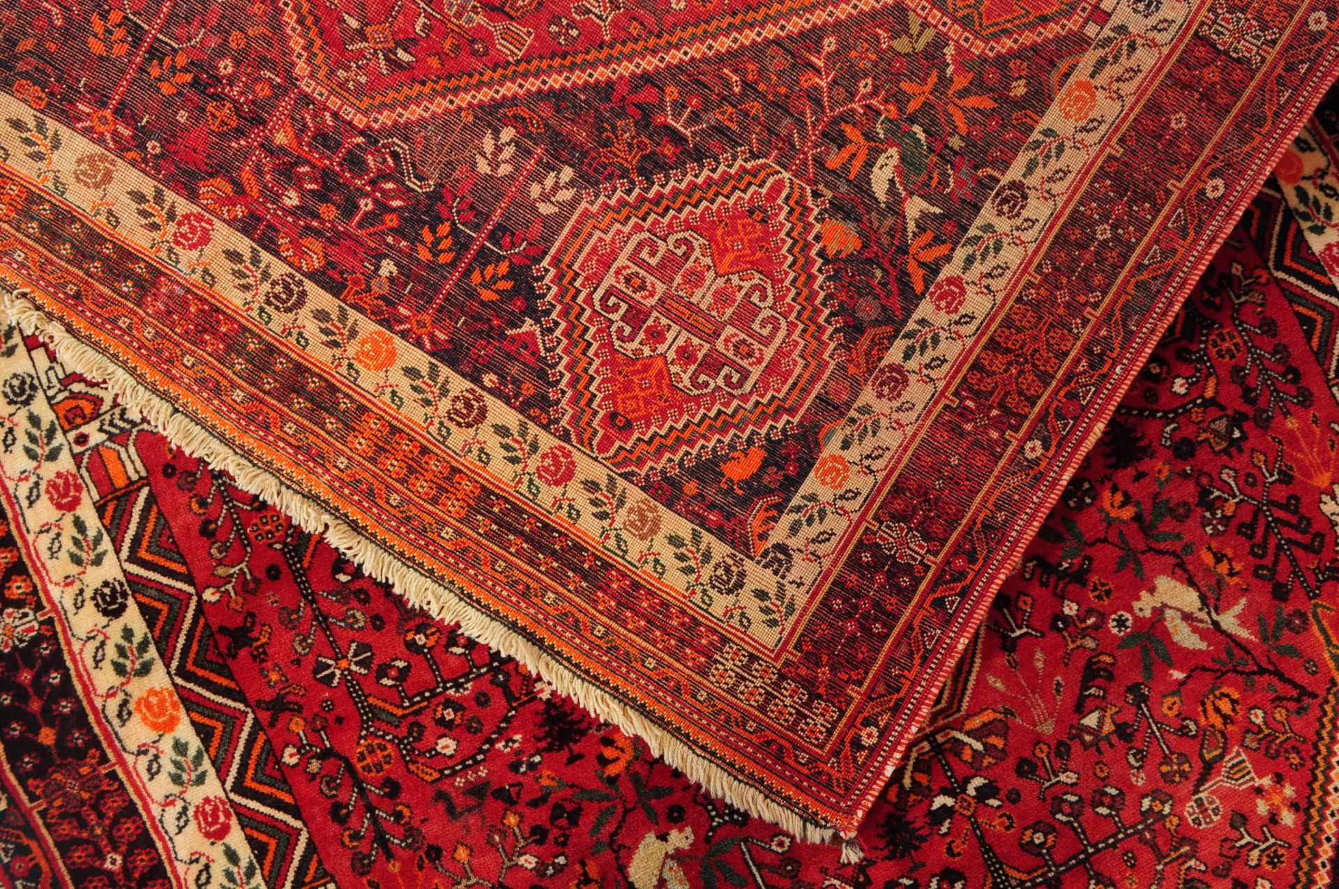 MID 20TH CENTURY SOUTH WEST PERSIAN QASHGAI RUG - Image 4 of 4