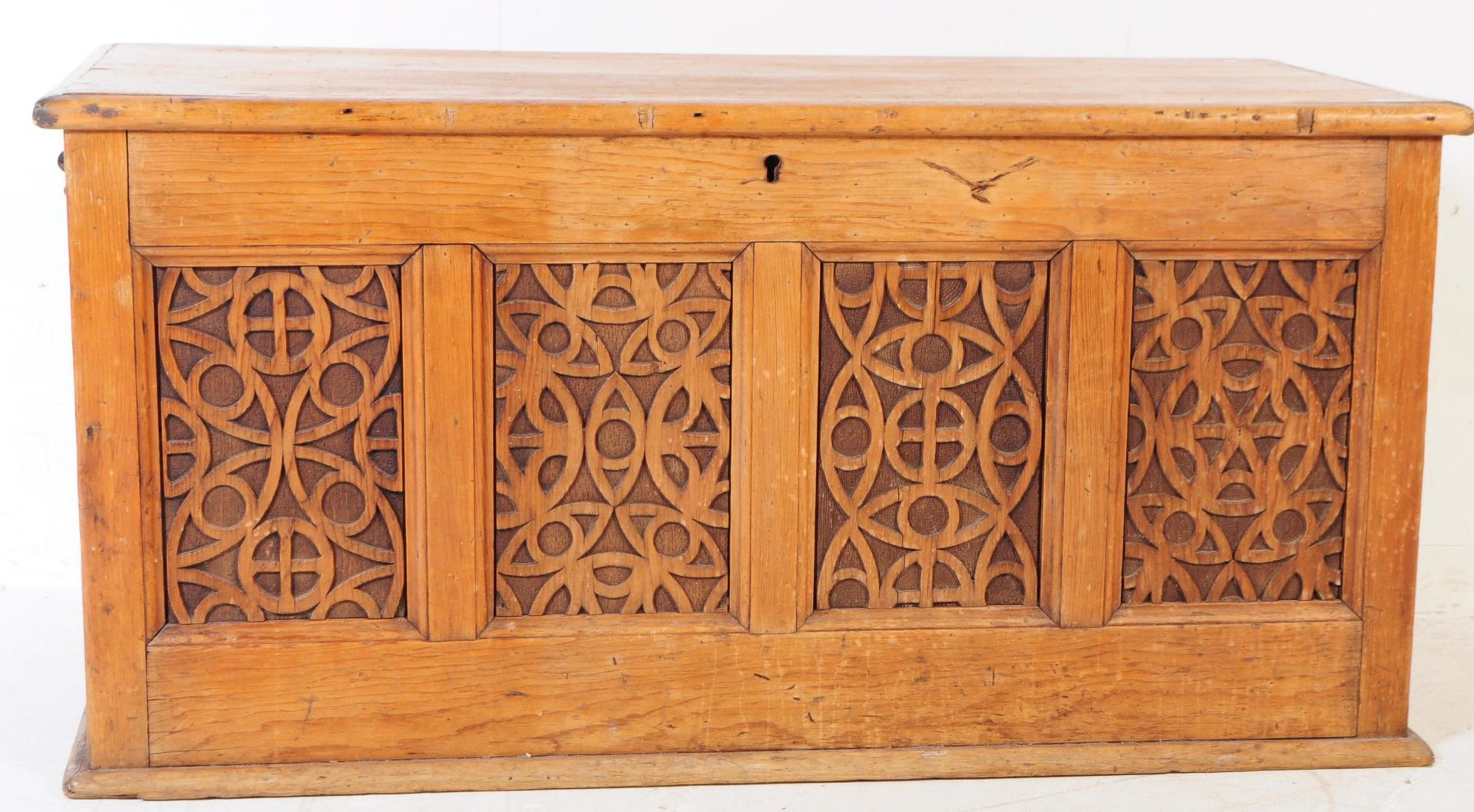 18TH CENTURY ARTS AND CRAFTS PINE BLANKET BOX