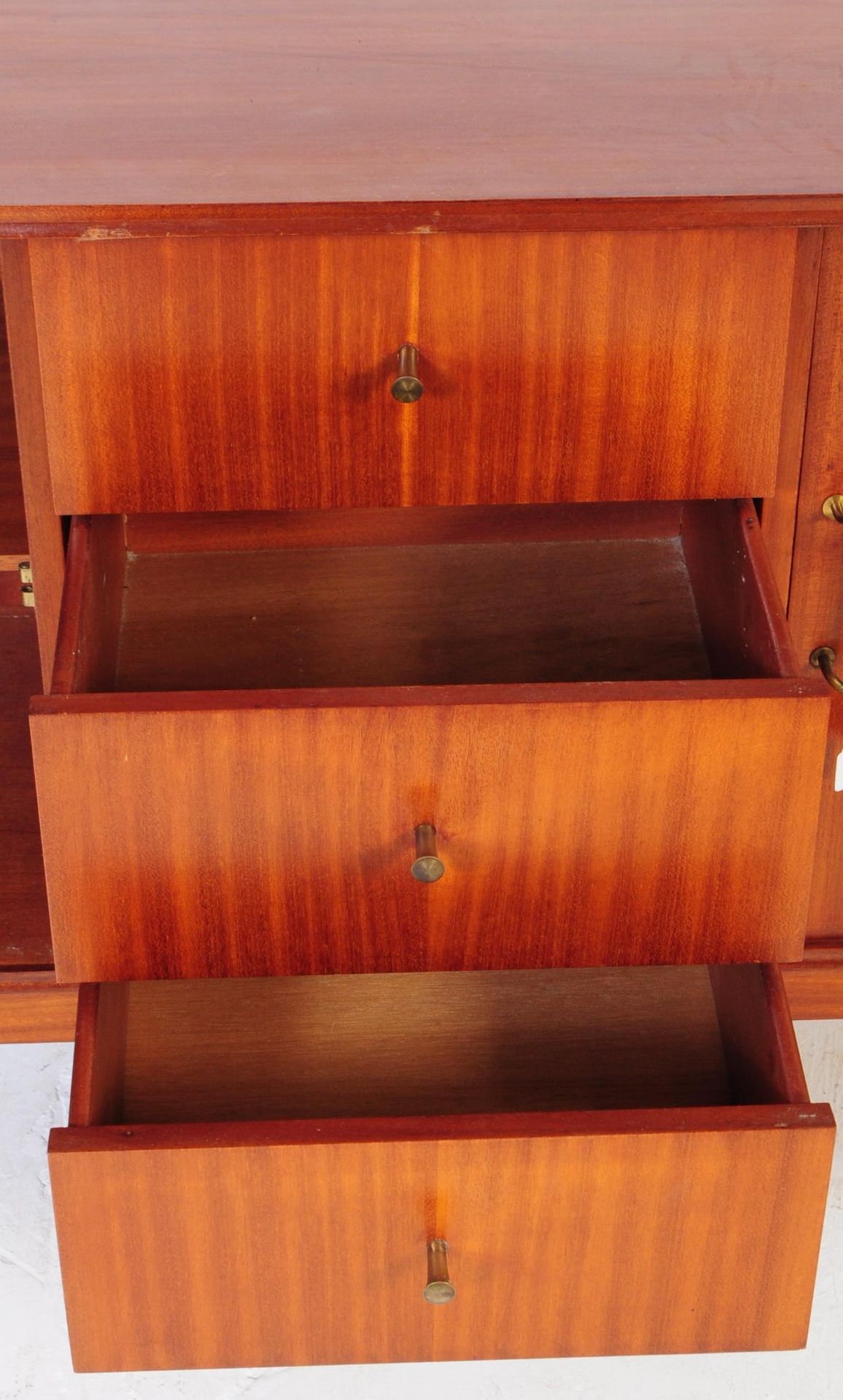 1950S 'VANSON' WALNUT SIDEBOARD CREDENZA BY PETER HAYWARD - Image 6 of 9