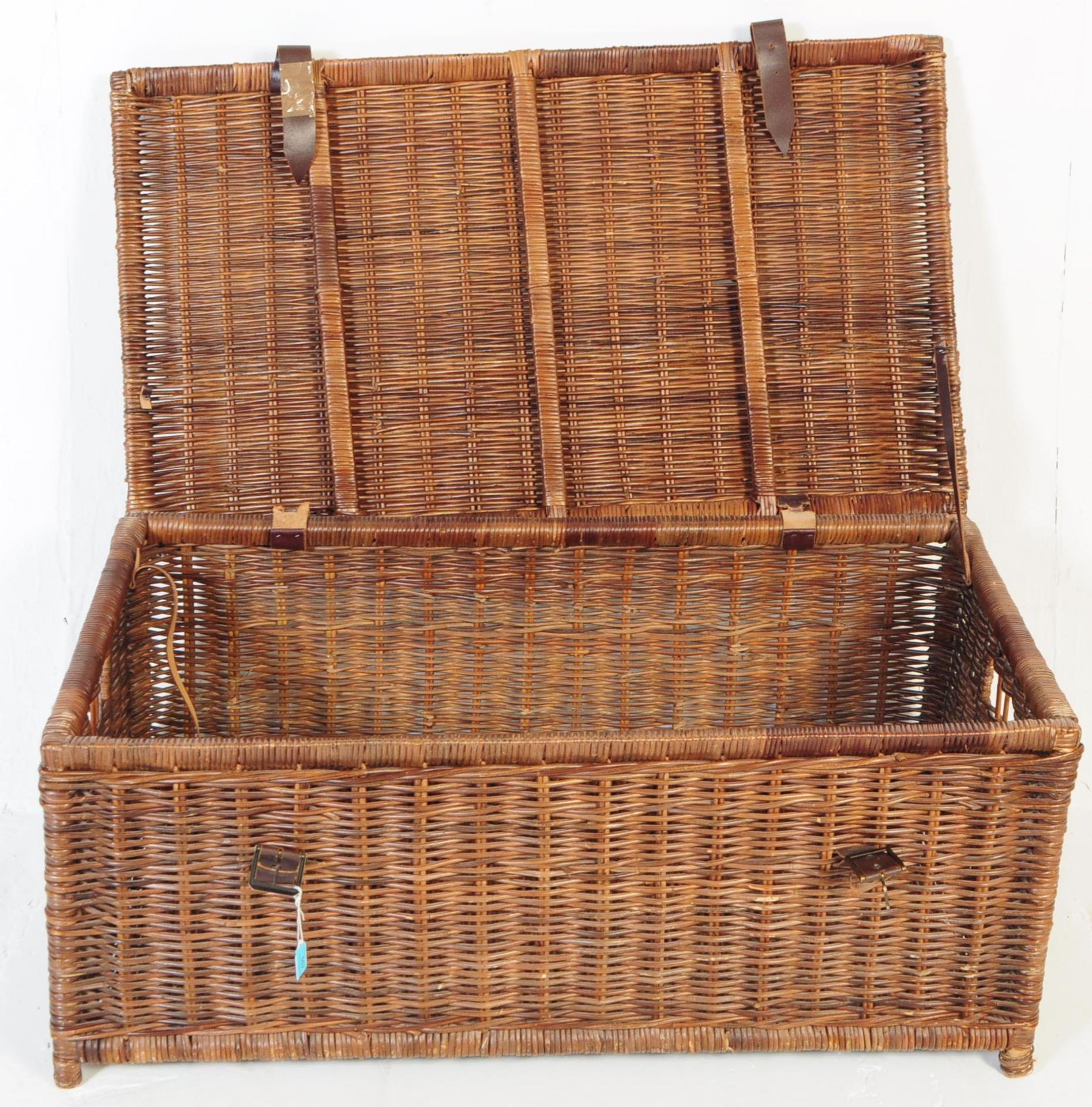 LARGE VINTAGE 20TH CENTURY WICKER STORAGE HAMPER - Image 4 of 6