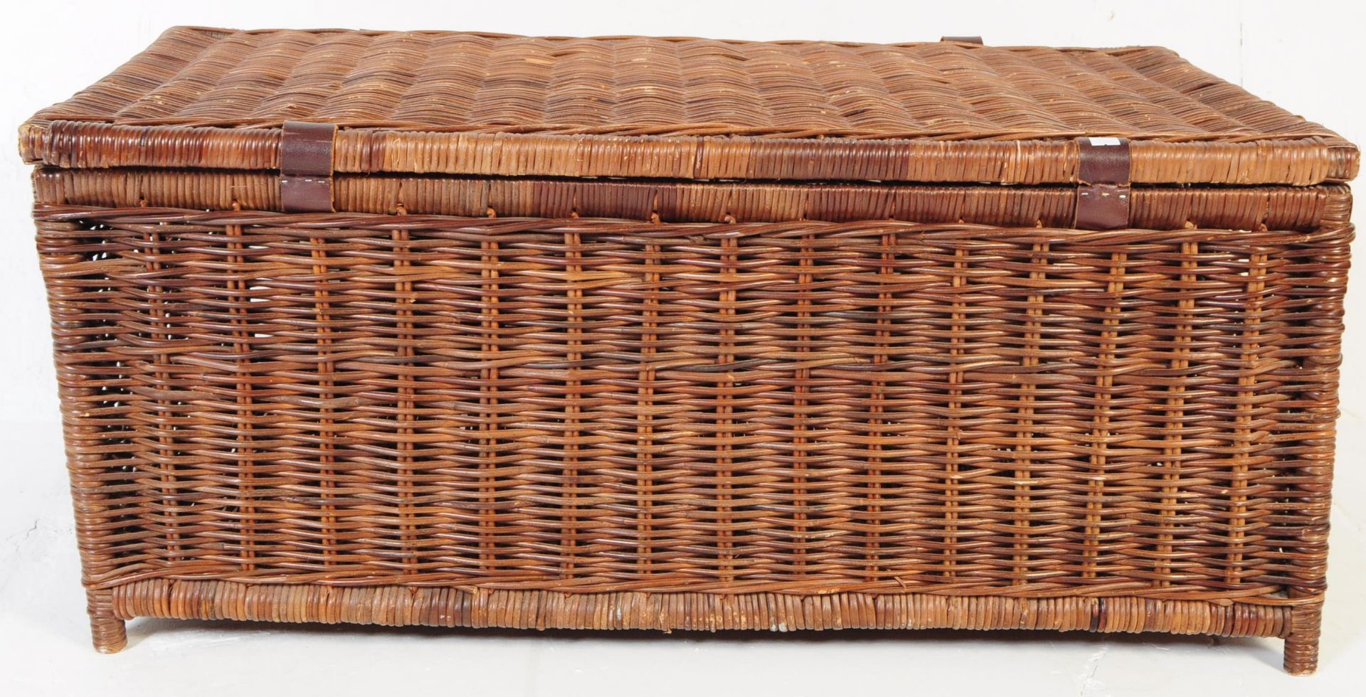 LARGE VINTAGE 20TH CENTURY WICKER STORAGE HAMPER - Image 6 of 6