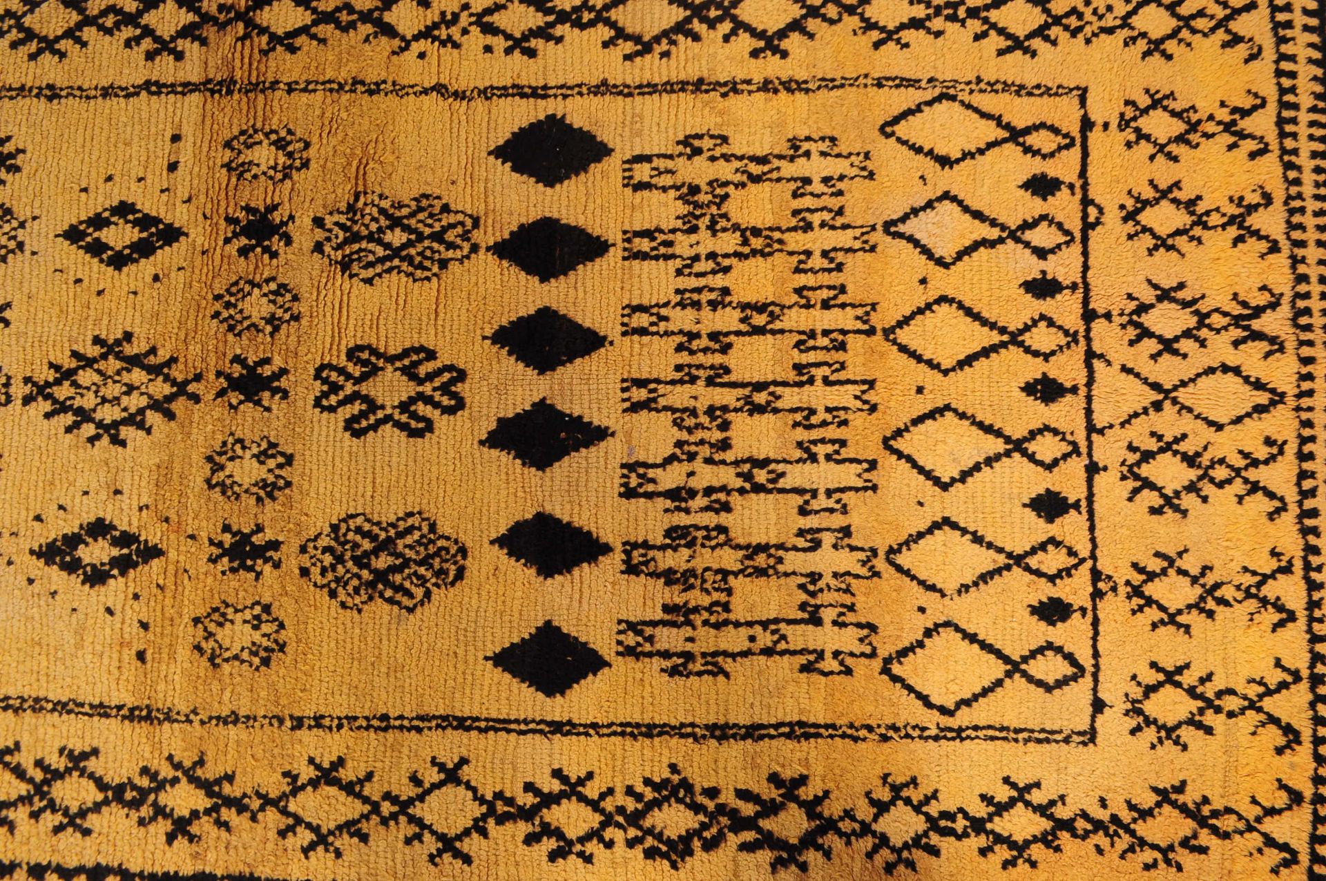 20TH CENTURY NORTH AFRICAN MOROCCAN RUNNER RUG - Bild 2 aus 4