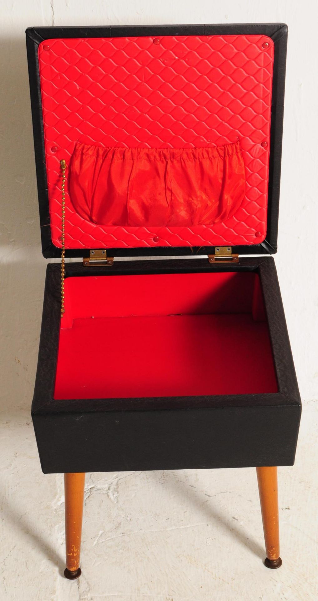 SHERBOURNE MID CENTURY 1960S BLACK VINYL SEWING BOX - Bild 3 aus 5