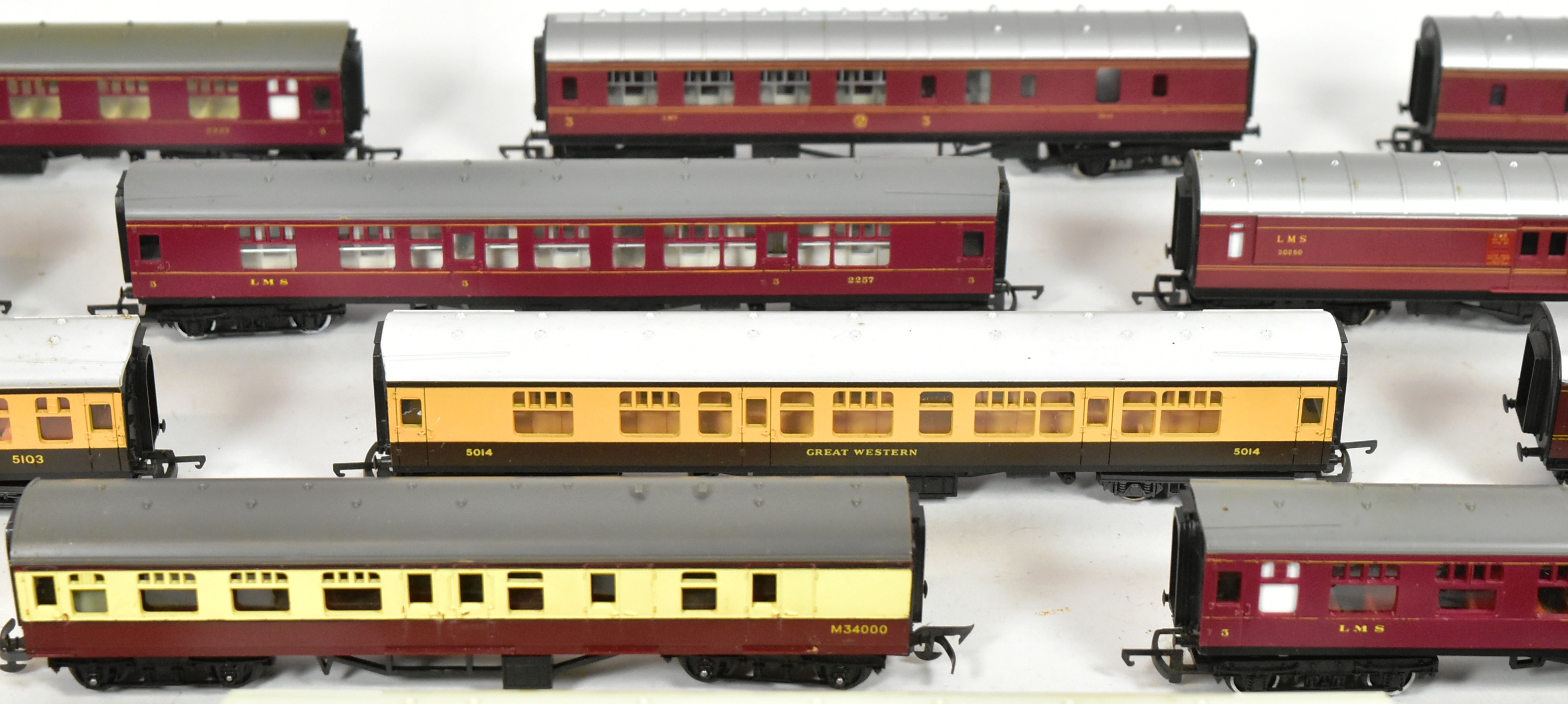 MODEL RAILWAY - COLLECTION OF OO GAUGE ROLLING STOCK COACHES - Image 5 of 8