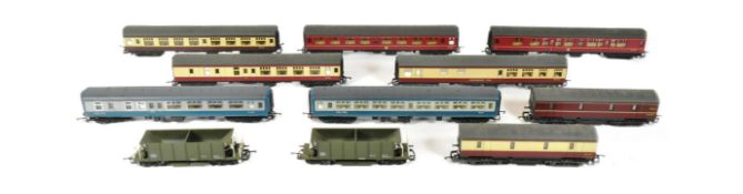 COLLECTION OF LIMA OO GAUGE MODEL RAILWAY TRAINSET ROLLING STOCK