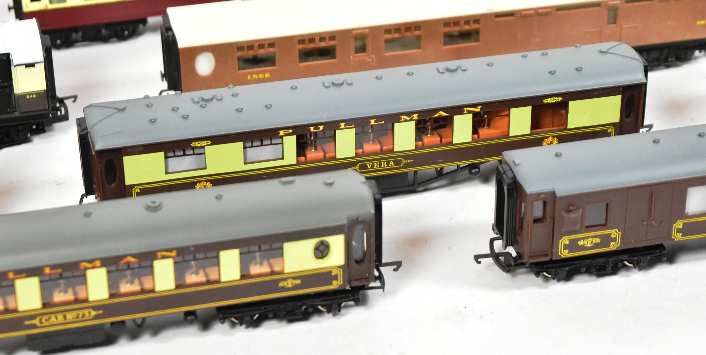 MODEL RAILWAY - COLLECTION OF OO GAUGE ROLLING STOCK COACHES - Image 8 of 8