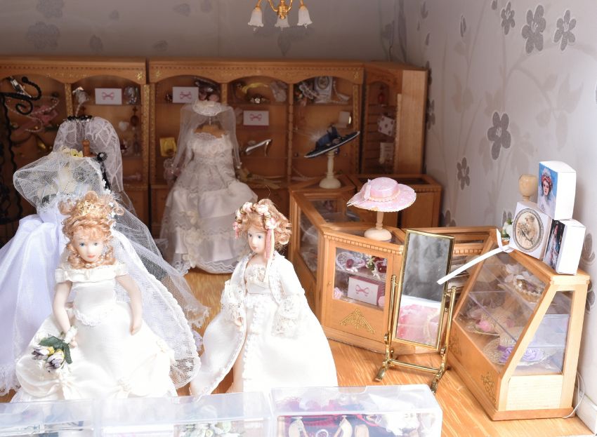 DOLL'S HOUSE - BRIDAL SHOP WITH FURNITURE - Image 5 of 9