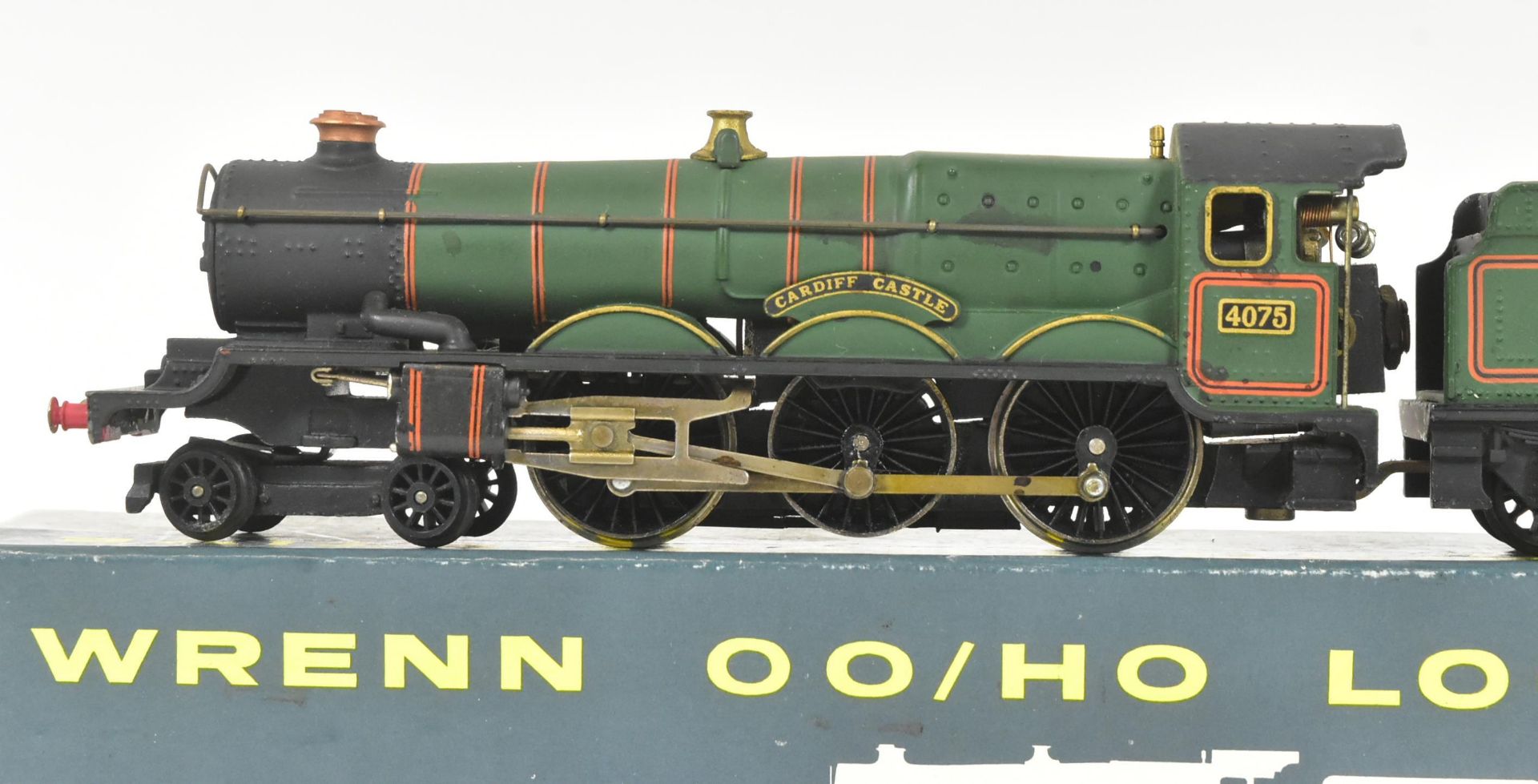 MODEL RAILWAY - WRENN OO GAUGE CARDIFF CASTLE LOCOMOTIVE - Image 2 of 5