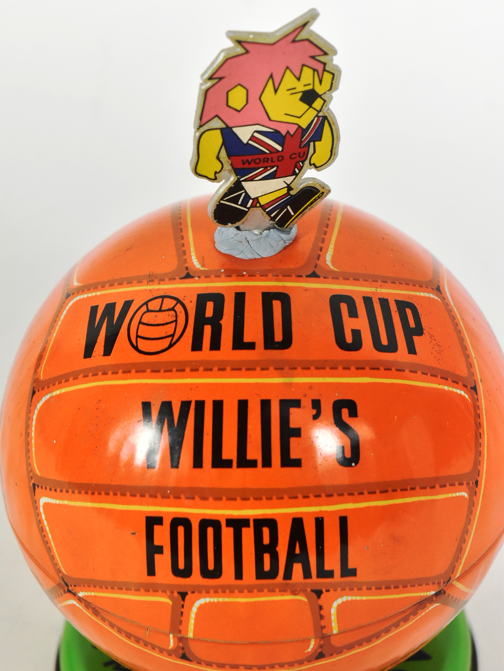 VINTAGE LOVELLS WORLD CUP CHOCOLATE TIN - Image 3 of 4