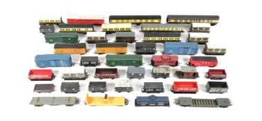 MODEL RAILWAY - COLLECTION OF OO GAUGE ROLLING STOCK