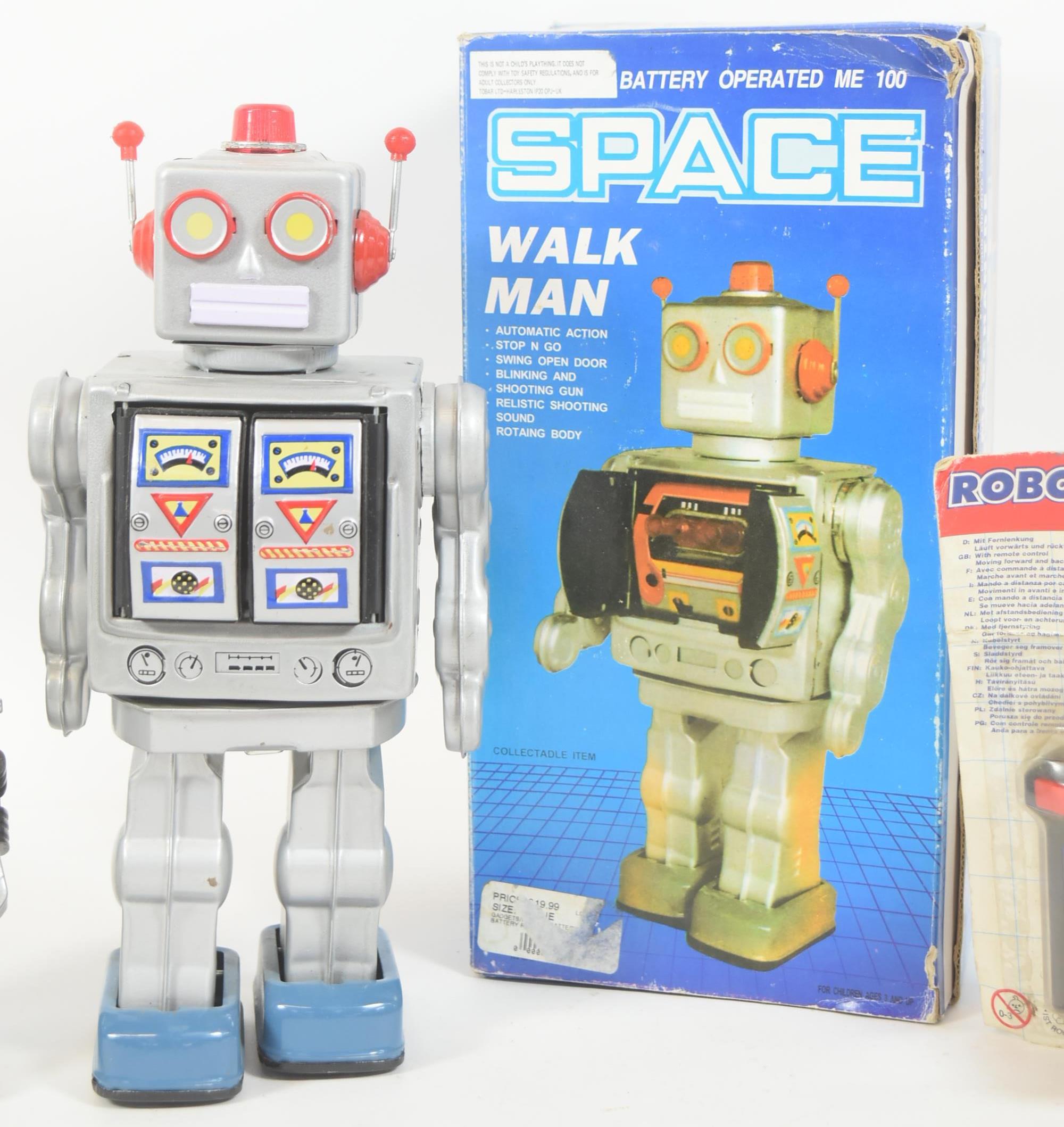 ROBOTS - COLLECTION OF VINTAGE BATTERY OPERATED ROBOTS - Image 4 of 5