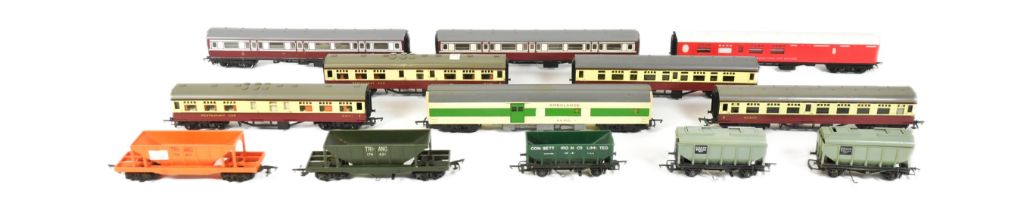 COLLECTION OF TRIANG OO GAUGE MODEL RAILWAY ROLLING STOCK