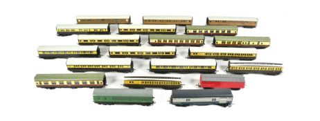 MODEL RAILWAY - COLLECTION OF OO GAUGE COACHES