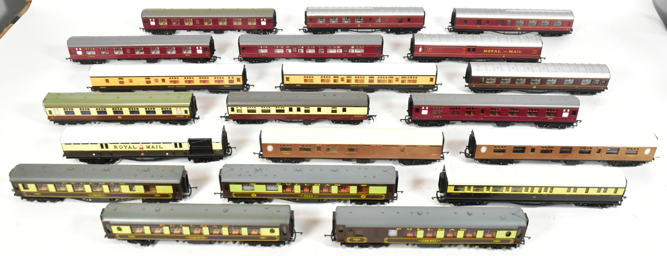 MODEL RAILWAY - COLLECTION OF OO GAUGE ROLLING STOCK COACHES - Image 2 of 8