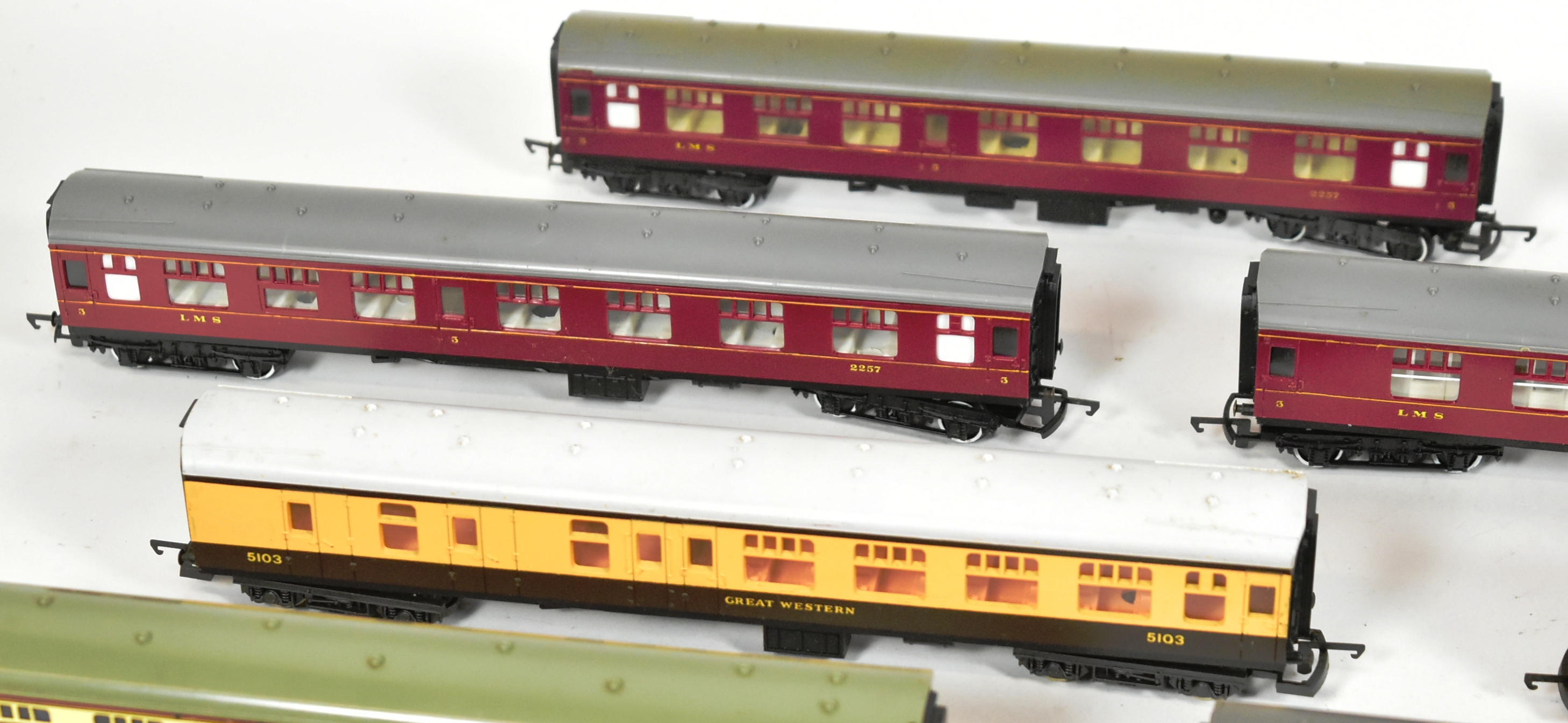 MODEL RAILWAY - COLLECTION OF OO GAUGE ROLLING STOCK COACHES - Image 3 of 8