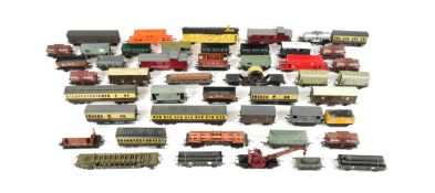 MODEL RAILWAY - LARGE COLLECTION OF OO GAUGE ROLLING STOCK