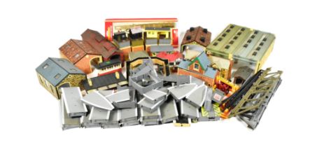 MODEL RAILWAY - COLLECTION OF OO GAUGE TRACKSIDE BUILDINGS