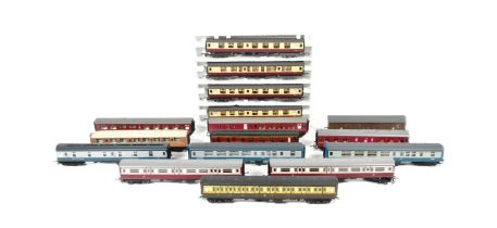 MODEL RAILWAY - COLLECTION OF OO GAUGE ROLLING STOCK CARRIAGES