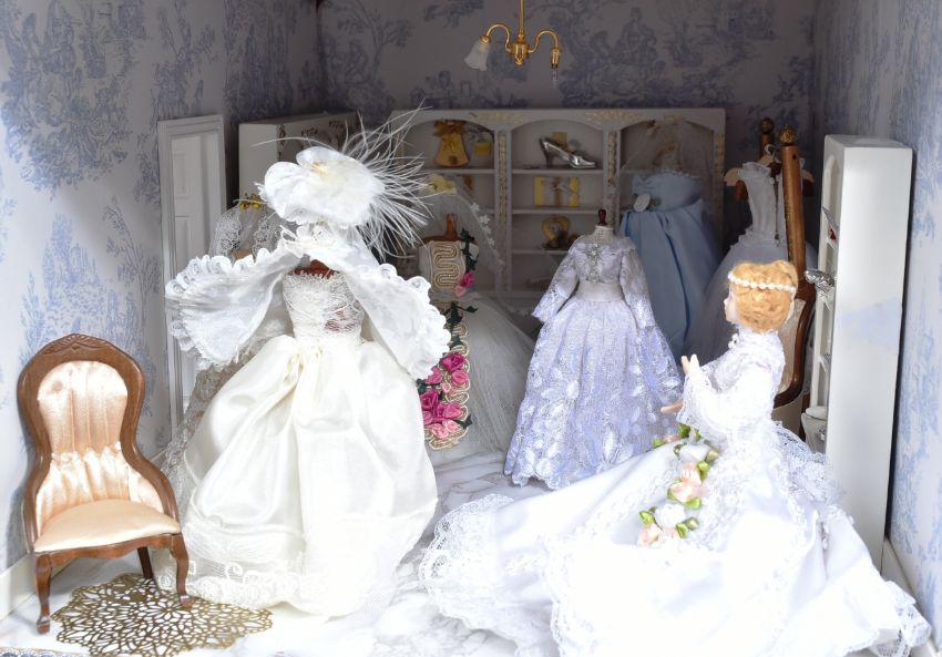 DOLL'S HOUSE - BRIDAL SHOP WITH FURNITURE - Image 3 of 9