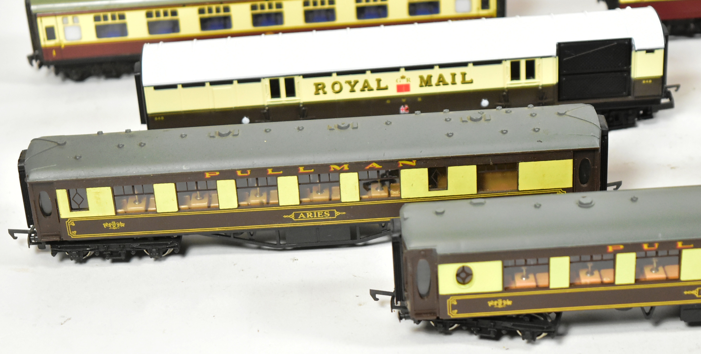 MODEL RAILWAY - COLLECTION OF OO GAUGE ROLLING STOCK COACHES - Image 7 of 8