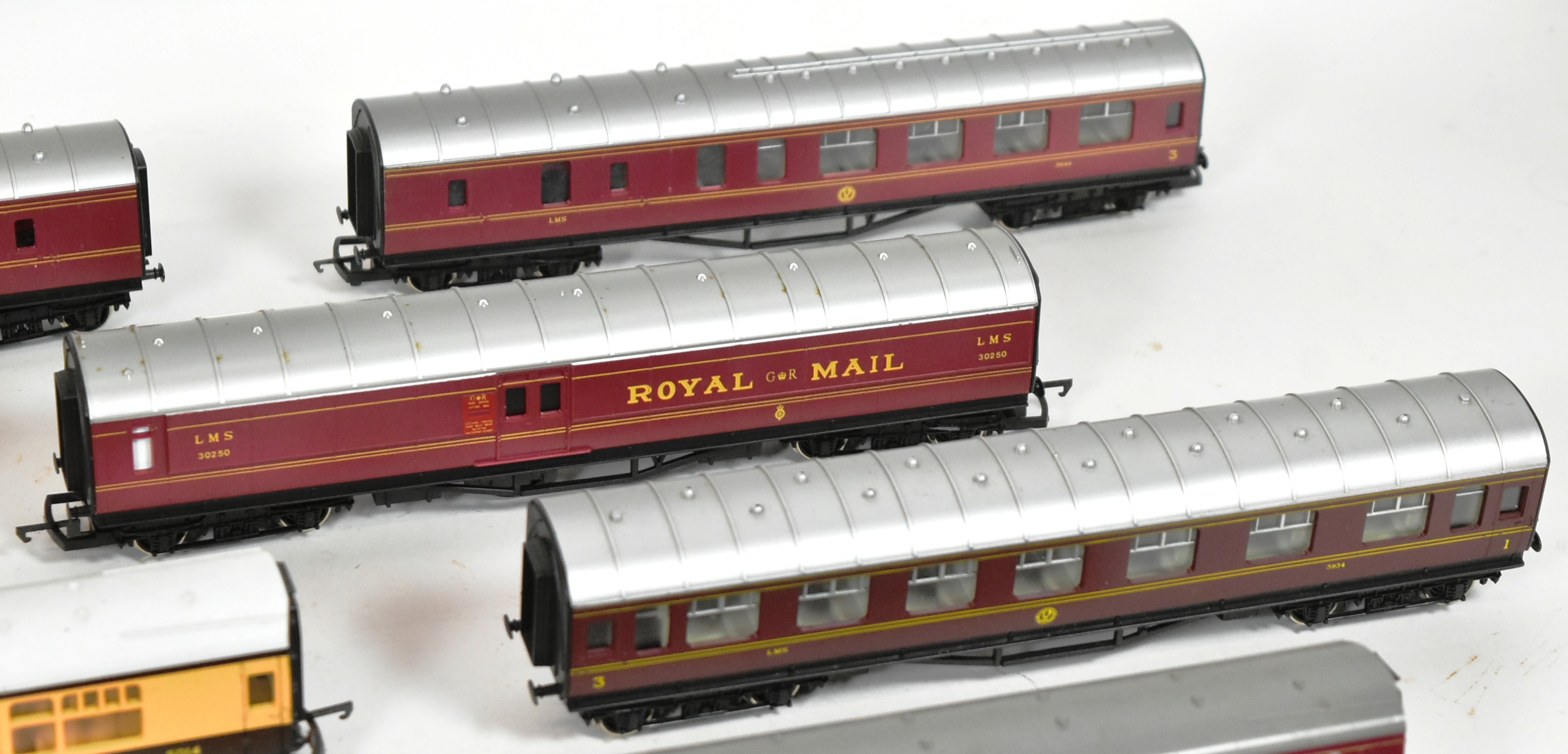 MODEL RAILWAY - COLLECTION OF OO GAUGE ROLLING STOCK COACHES - Image 4 of 8