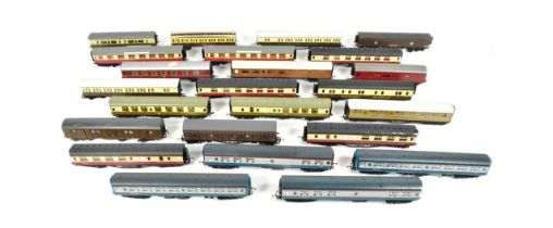 MODEL RAILWAY - COLLECTION OF OO GAUGE CARRIAGES