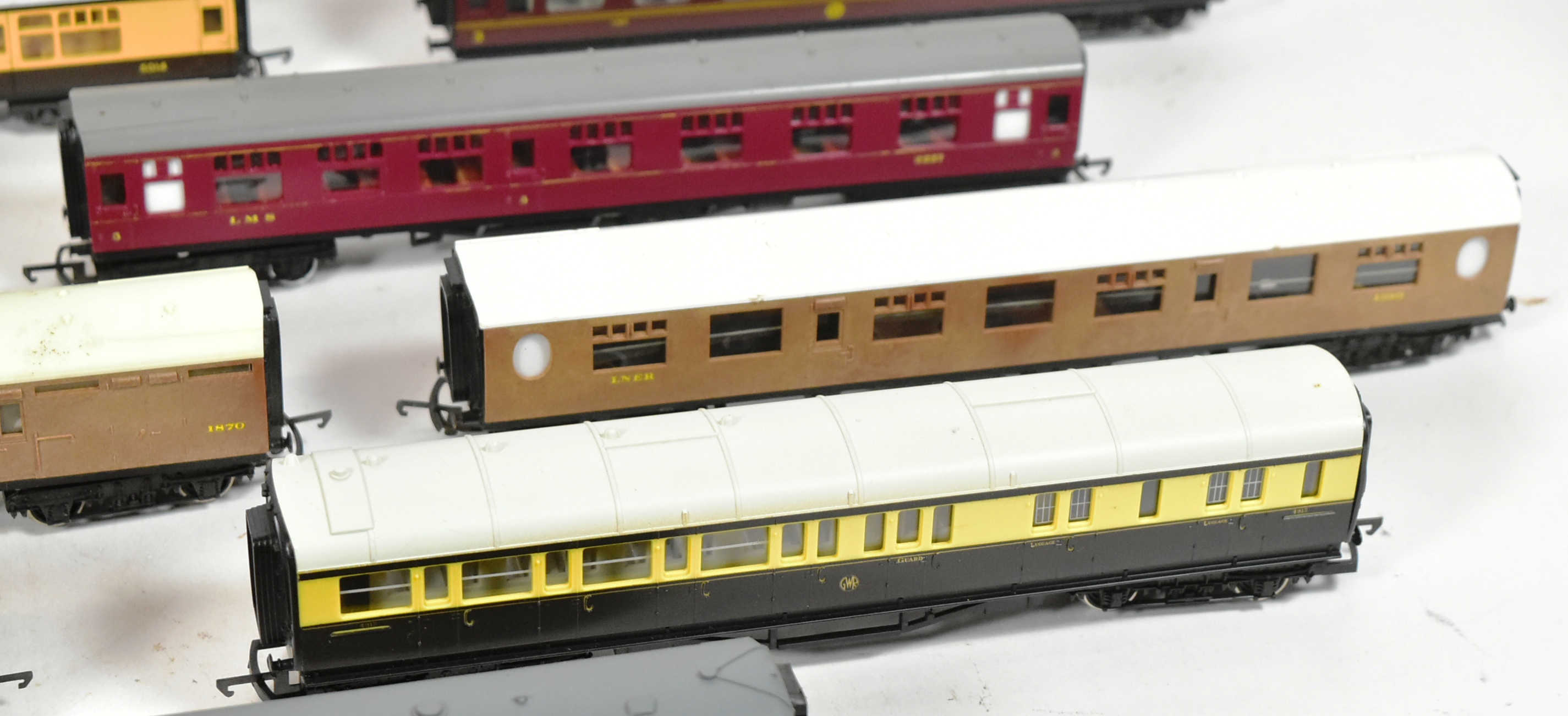 MODEL RAILWAY - COLLECTION OF OO GAUGE ROLLING STOCK COACHES - Image 6 of 8