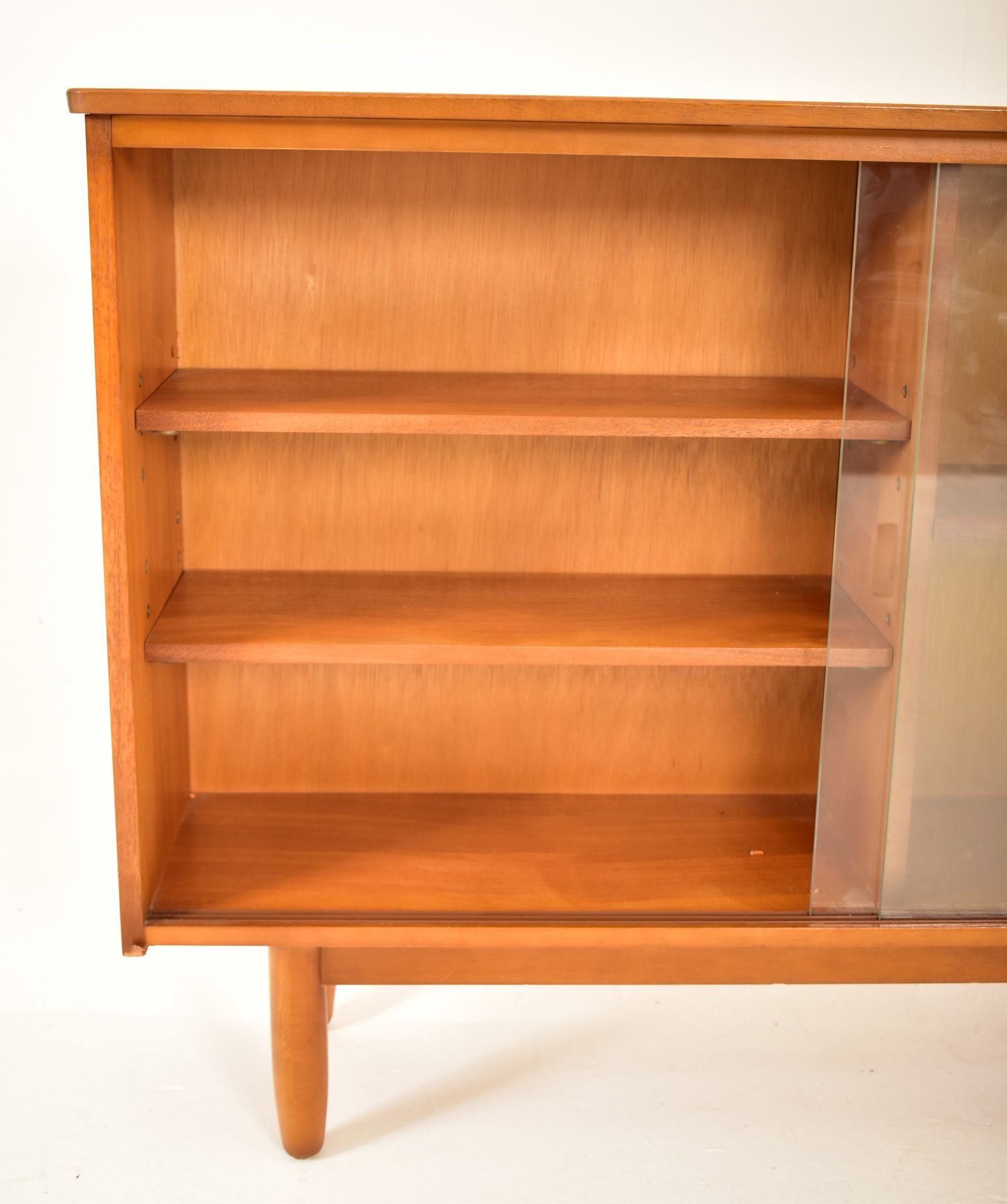 MID CENTURY TEAK AND GLASS DISPLAY CABINET / BOOKCASE - Bild 3 aus 6