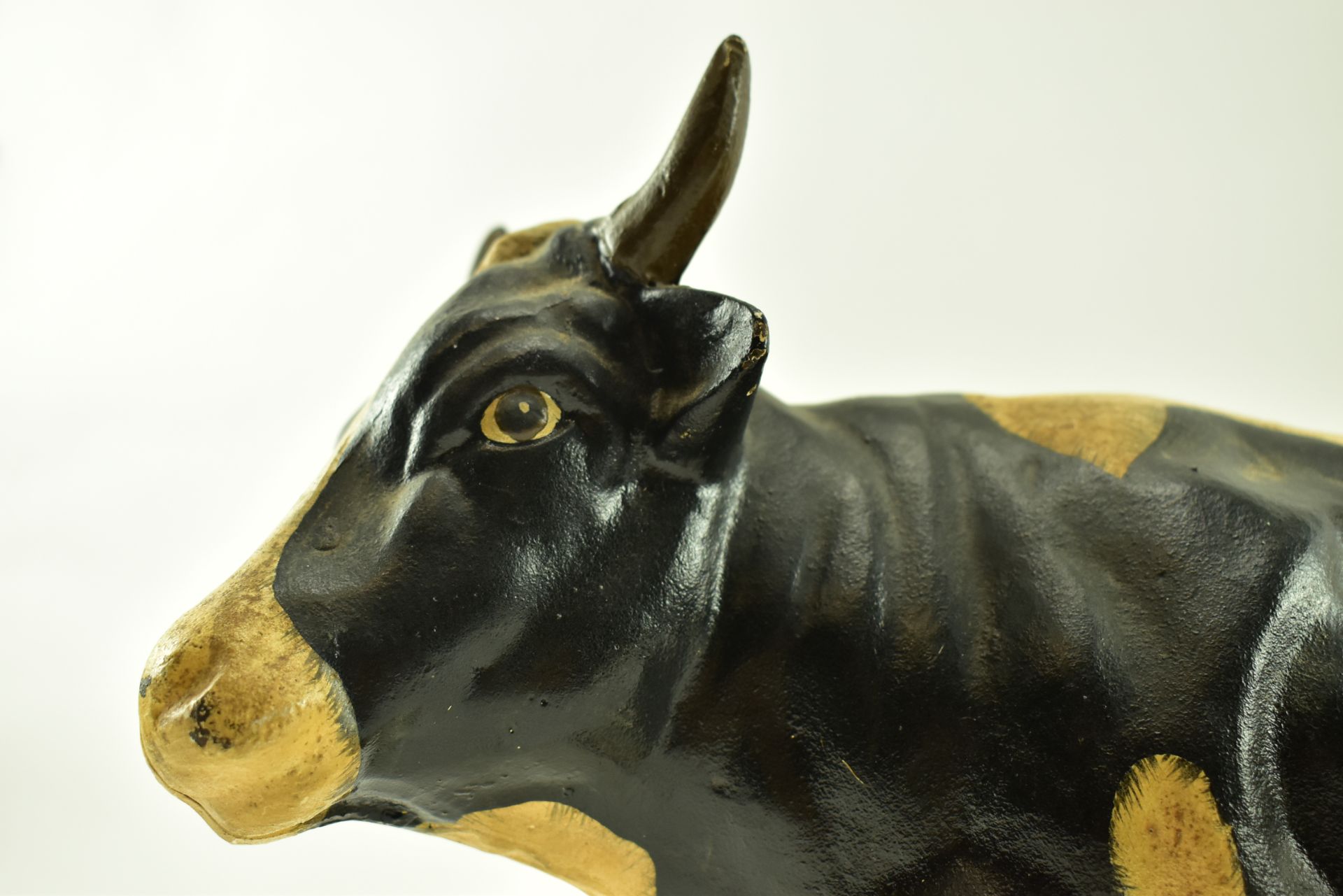 LARGE CONTEMPORARY HEAVY CAST IRON MODEL OF A COW - Image 3 of 11