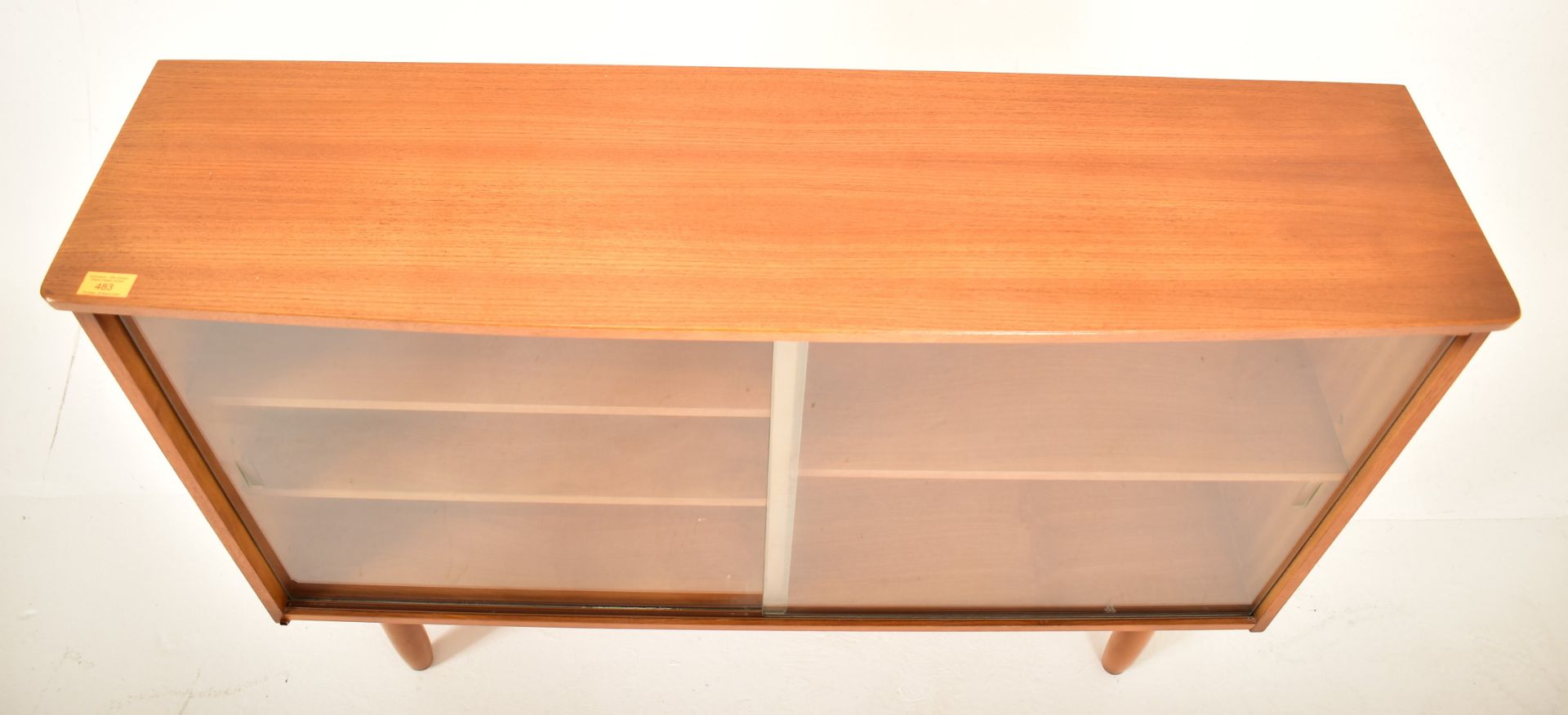 MID CENTURY TEAK AND GLASS DISPLAY CABINET / BOOKCASE - Bild 2 aus 6