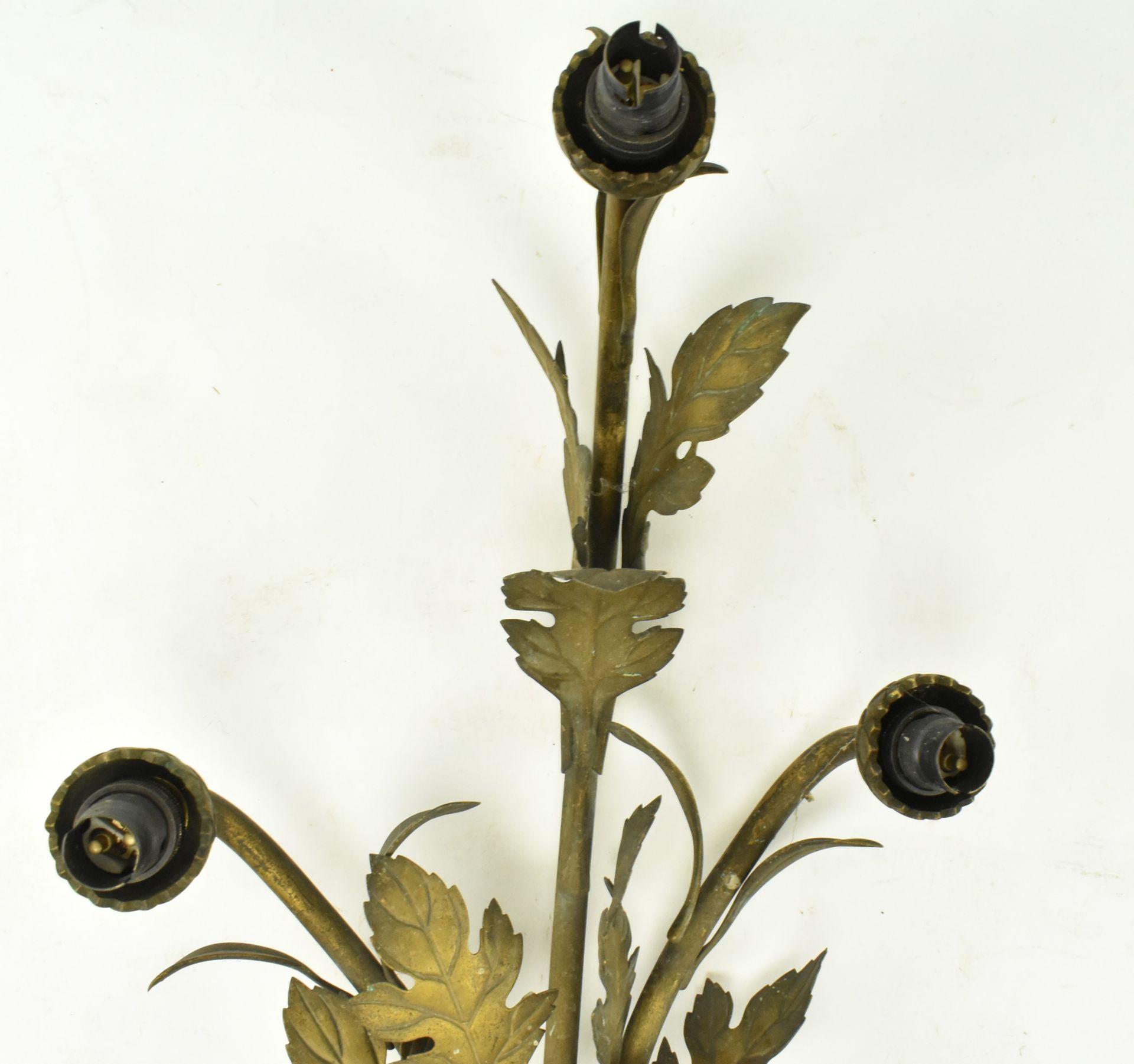 20TH CENTURY HOLLYWOOD REGENCY GILT METAL WALL SCONCE - Image 2 of 5