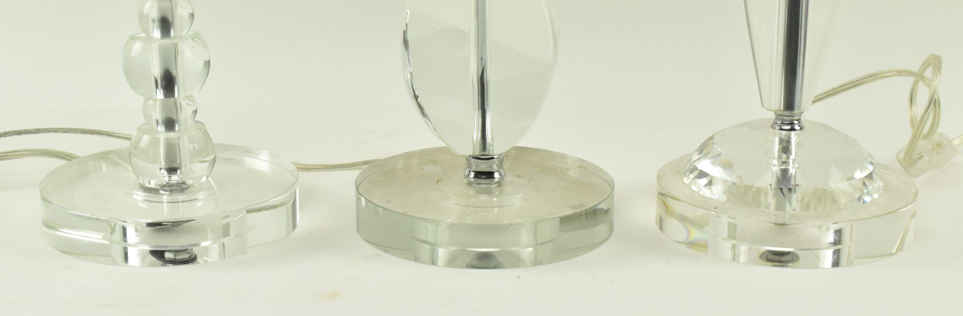 HARLEQUIN SET OF THREE CONTEMPORARY CLEAR GLASS DESK LAMPS - Image 5 of 6