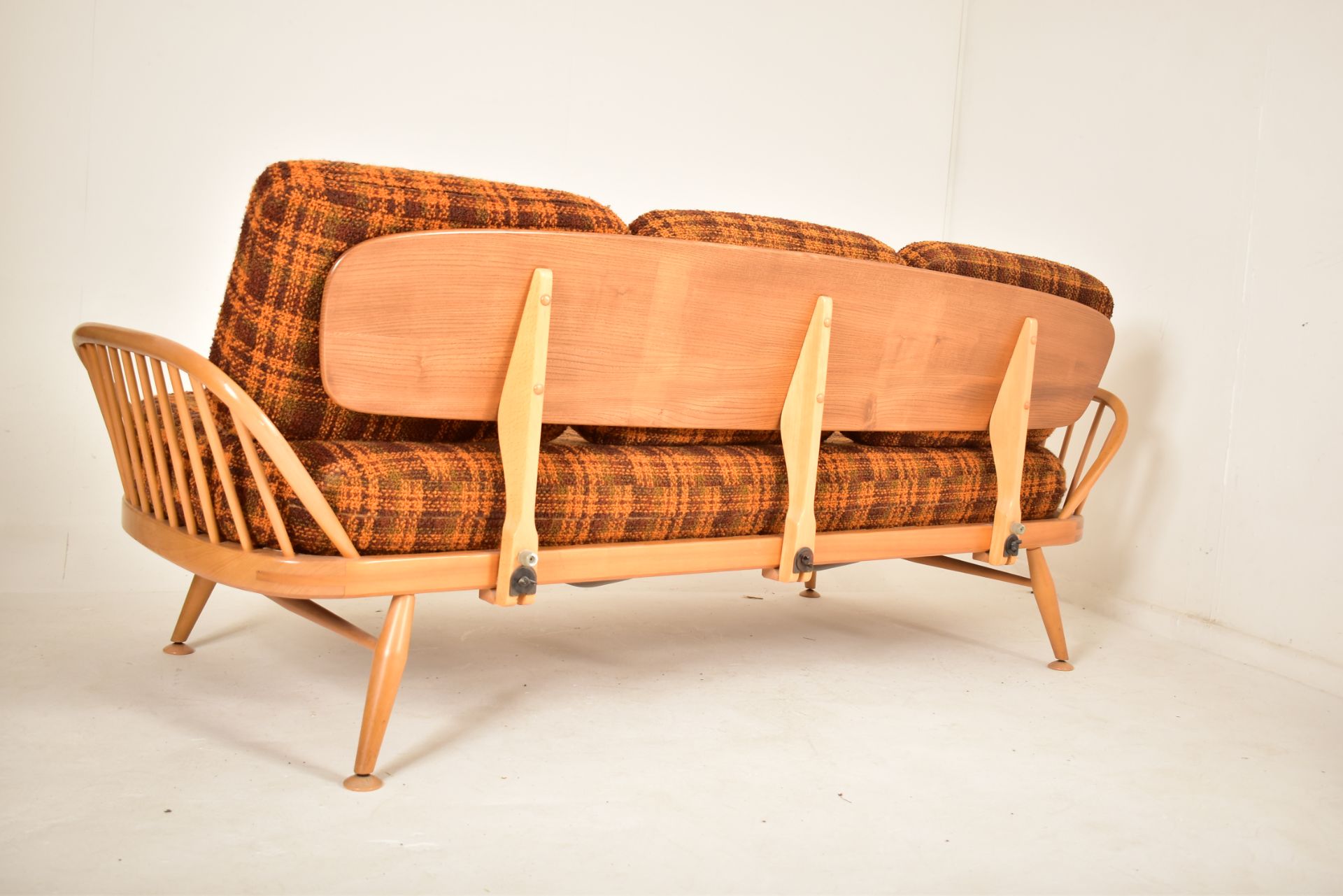 ERCOL - MODEL 355 - STUDIO COUCH - PAIR OF MID CENTURY DAYBEDS - Image 6 of 7