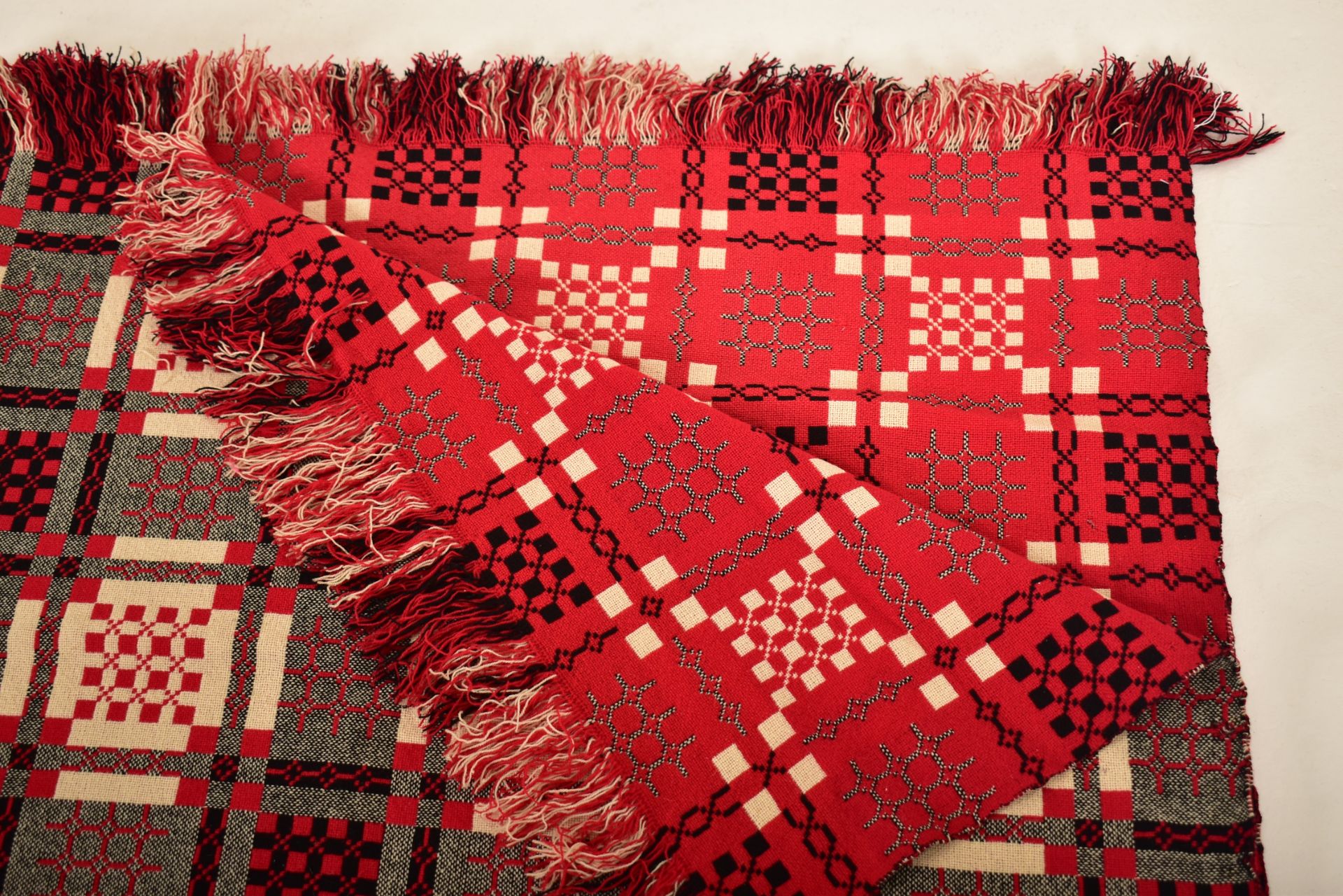 20TH CENTURY HANDMADE WELSH WOOLLEN BLANKET - Image 4 of 5