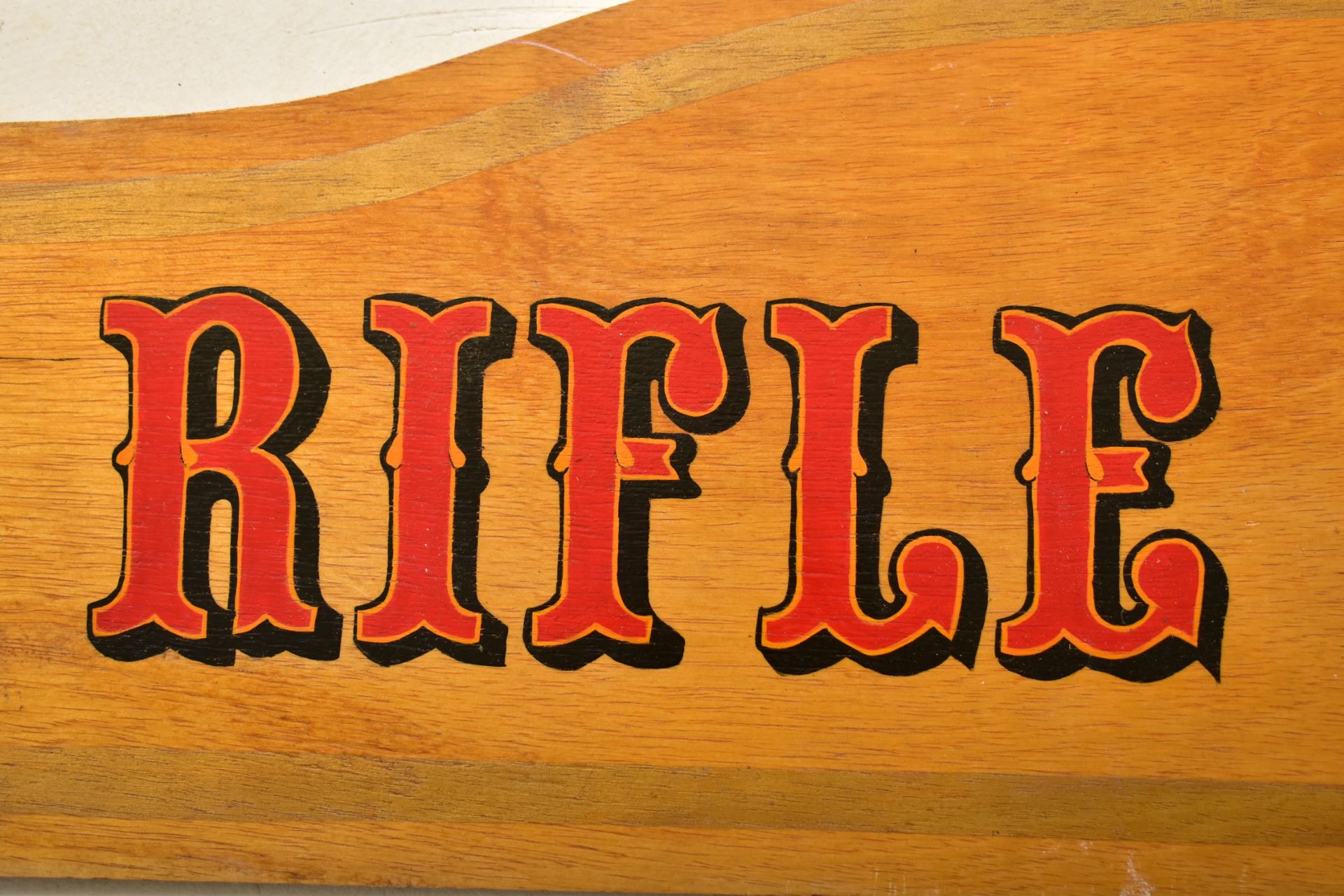 RIFLE RANGE - 20TH CENTURY FAIRGROUND PAINTED SIGN - Image 2 of 3