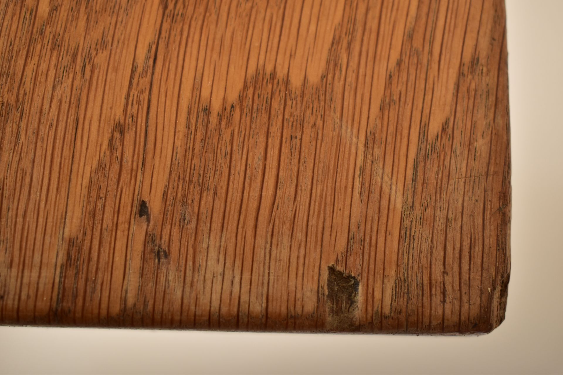 LARGE 20TH CENTURY SOLID ELM REFECTORY DINING TABLE - Image 5 of 5