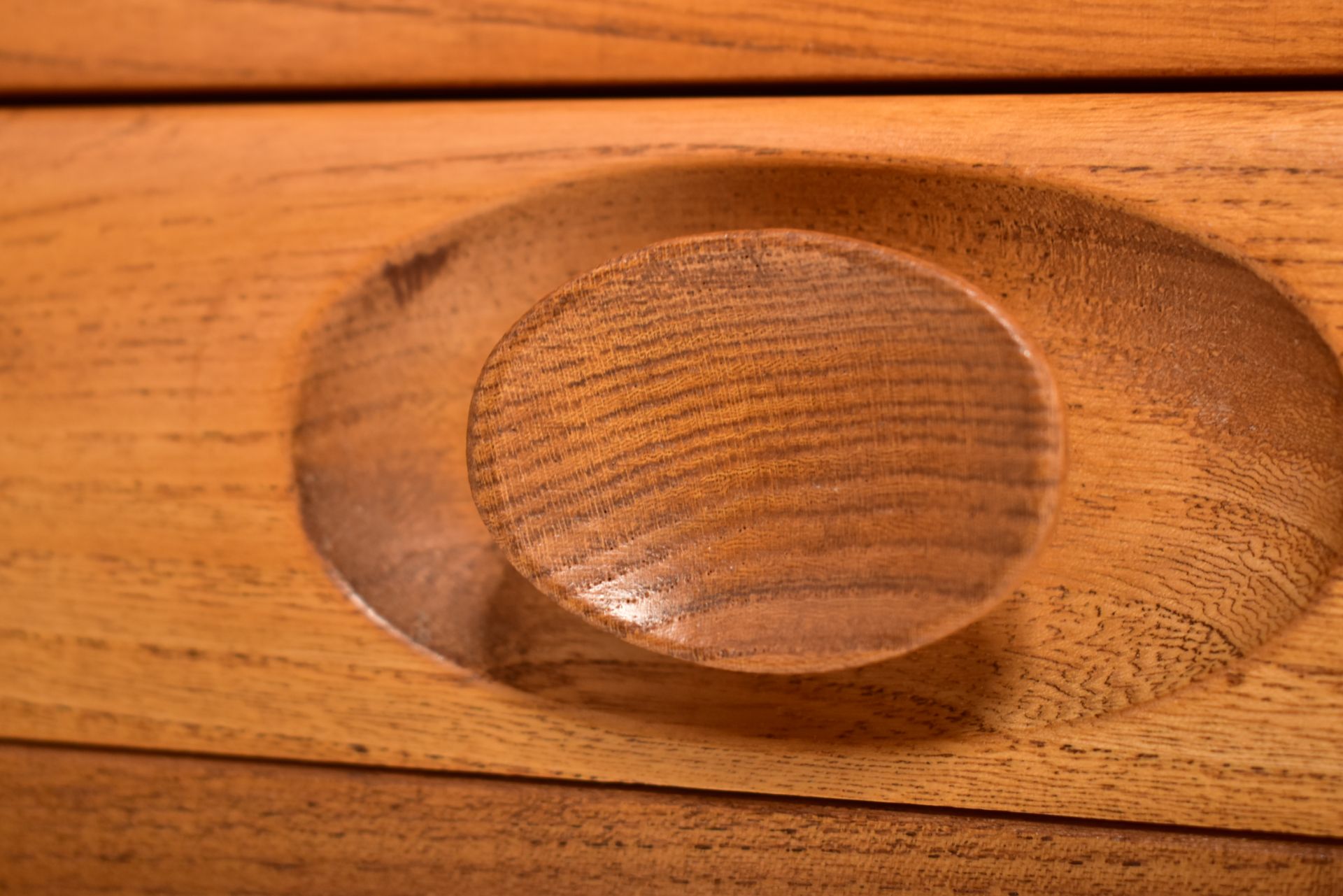 ERCOL - WINDSOR RANGE - MID CENTURY ELM SIDEBOARD - Image 3 of 7