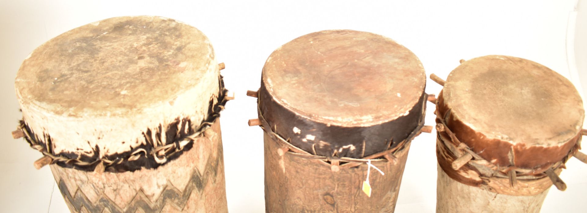 THREE LARGE AFRICAN TRIBAL WOOD & LEATHER FLOOR DRUMS - Bild 2 aus 5