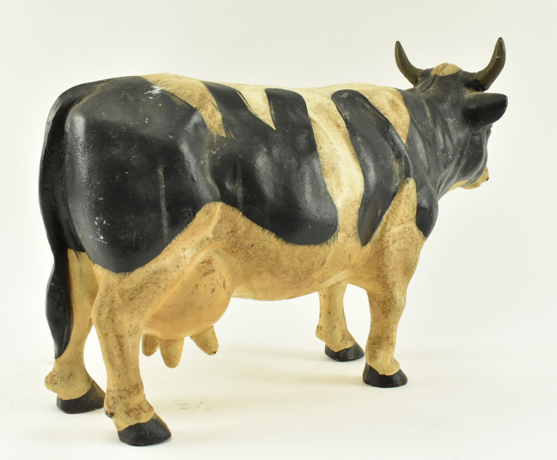 LARGE CONTEMPORARY HEAVY CAST IRON MODEL OF A COW - Image 8 of 11