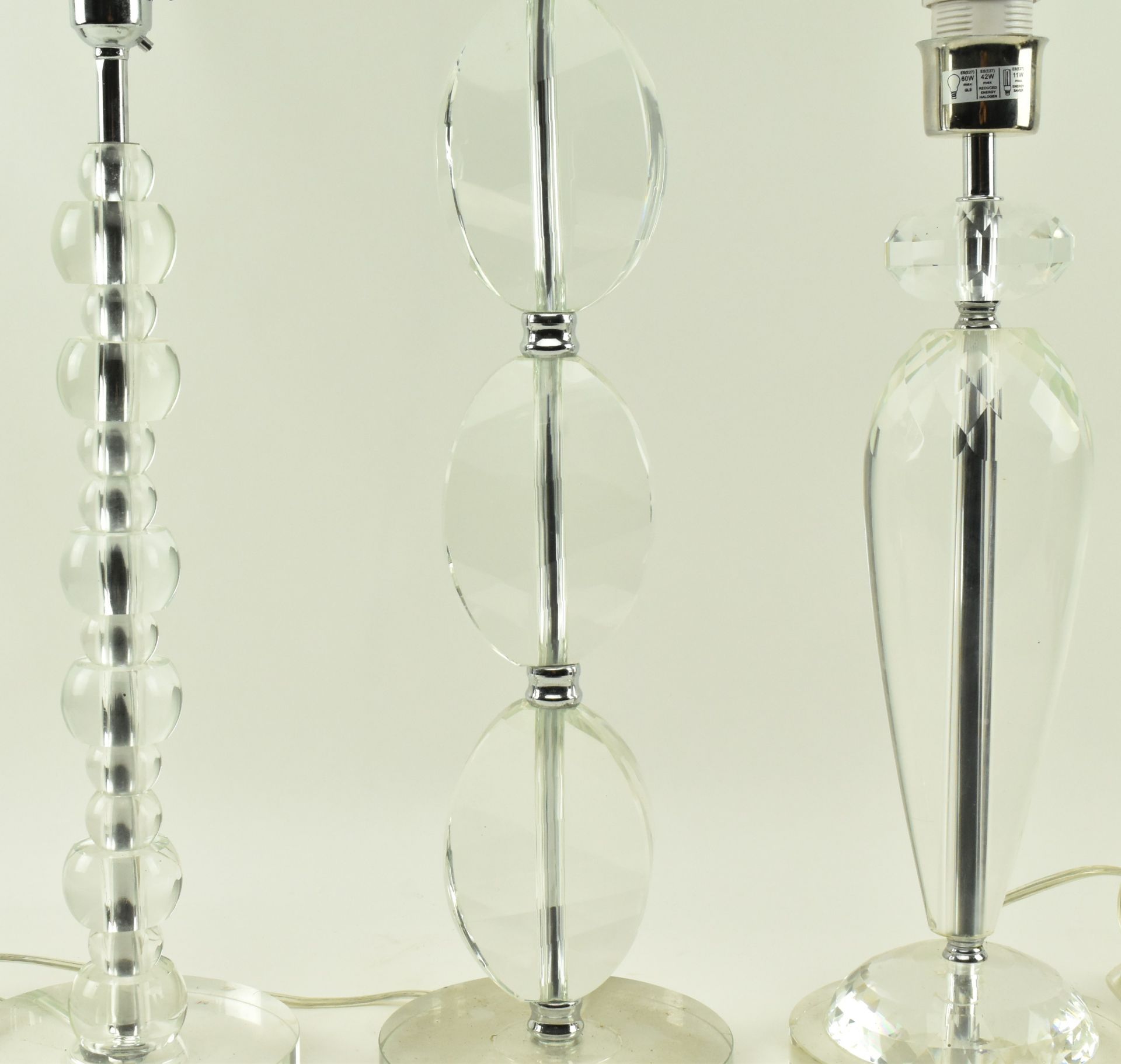 HARLEQUIN SET OF THREE CONTEMPORARY CLEAR GLASS DESK LAMPS - Image 4 of 6