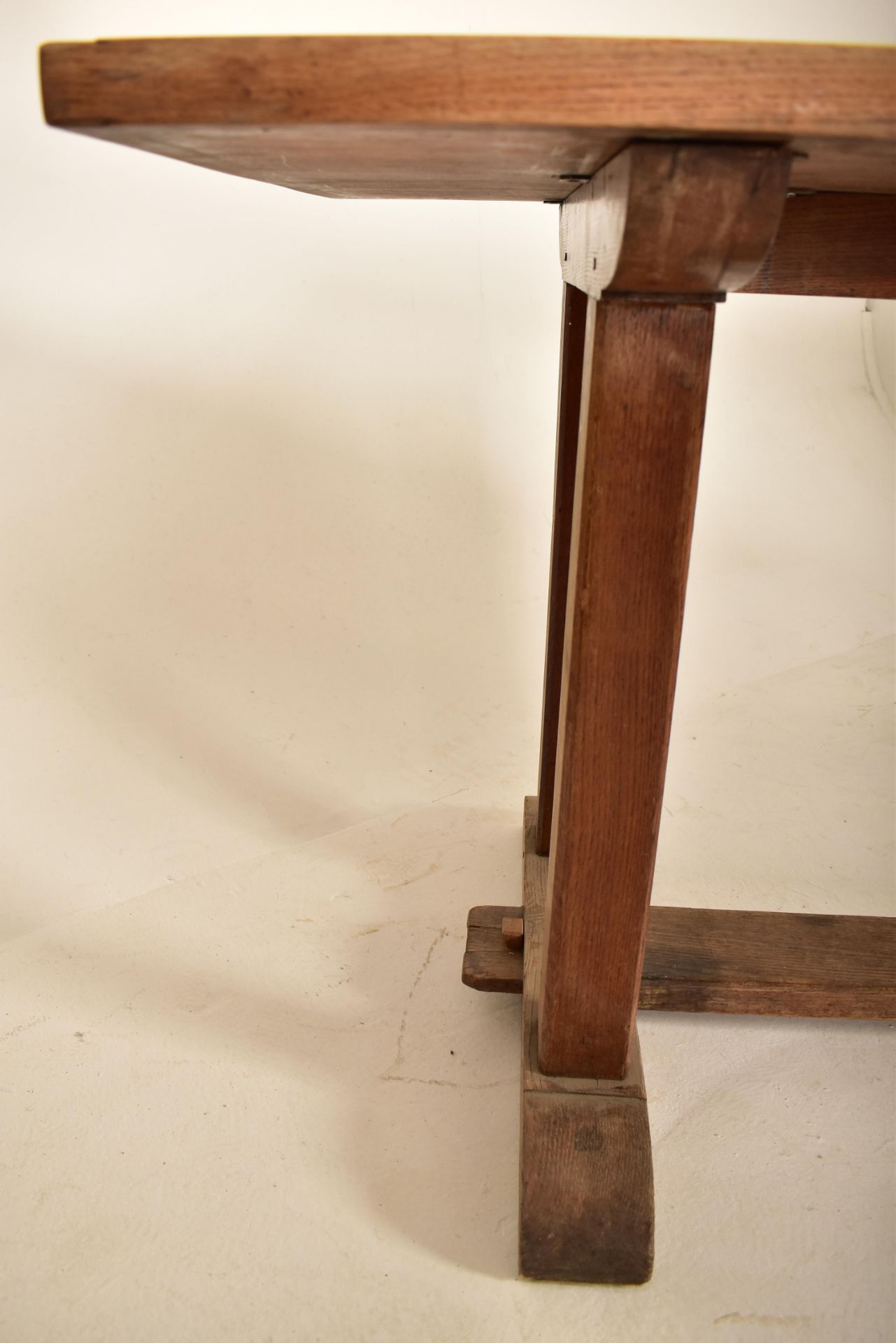 LARGE 20TH CENTURY SOLID ELM REFECTORY DINING TABLE - Image 3 of 5