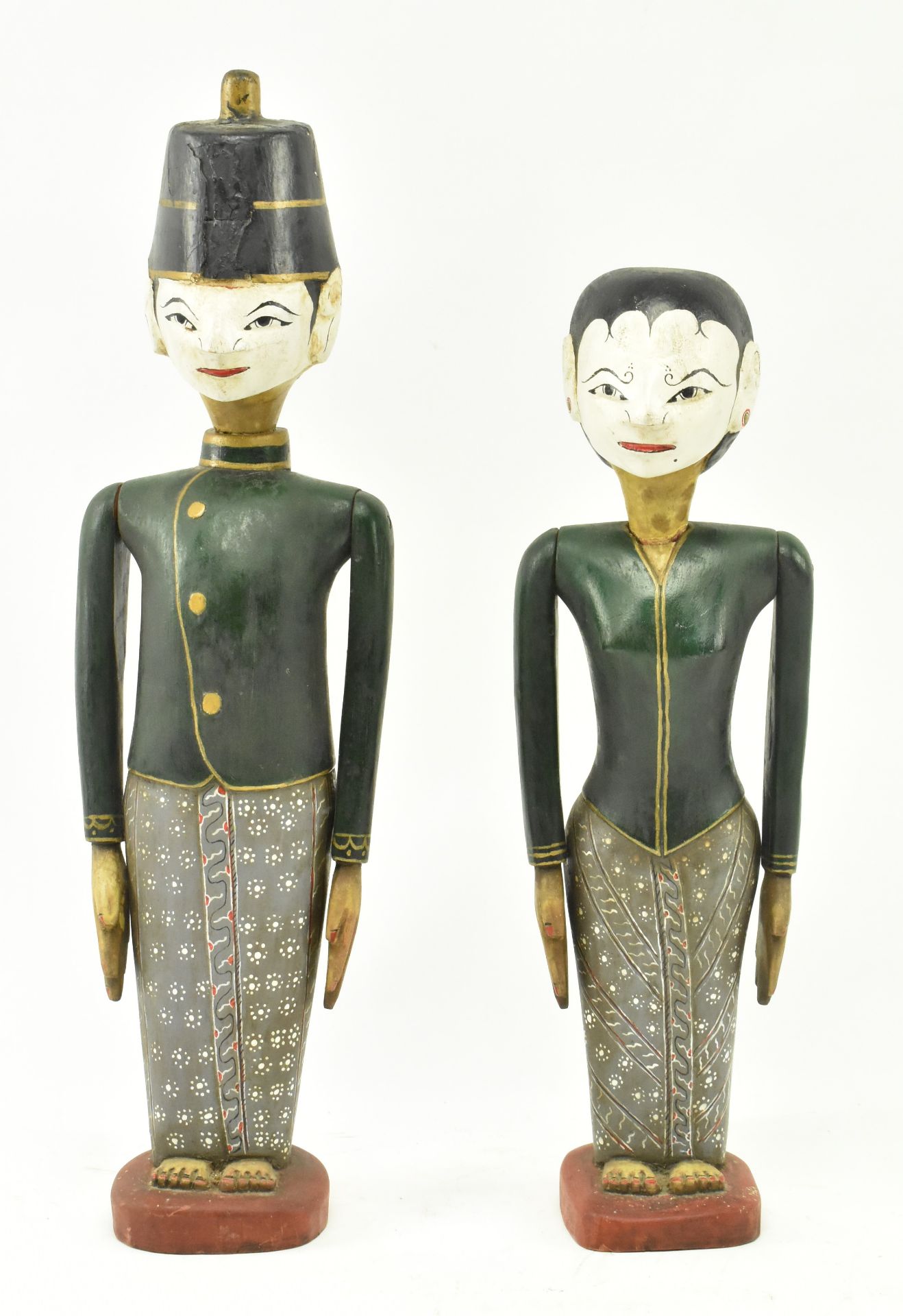 PAIR OF 20TH CENTURY CARVED AND PAINTED BALINESE FIGURES - Bild 2 aus 7