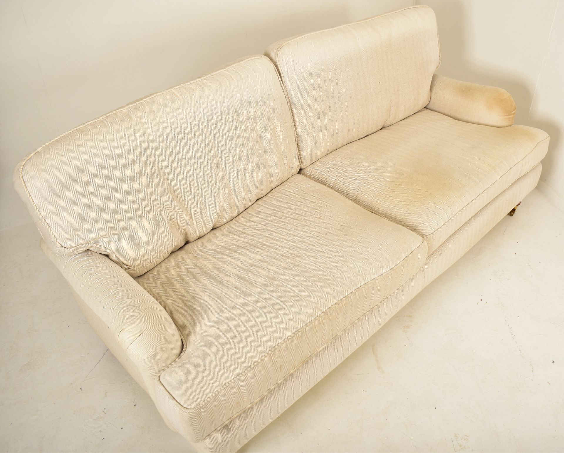 THREE SEATER SOFA IN THE MANNER OF HOWARD & SONS - Bild 2 aus 5