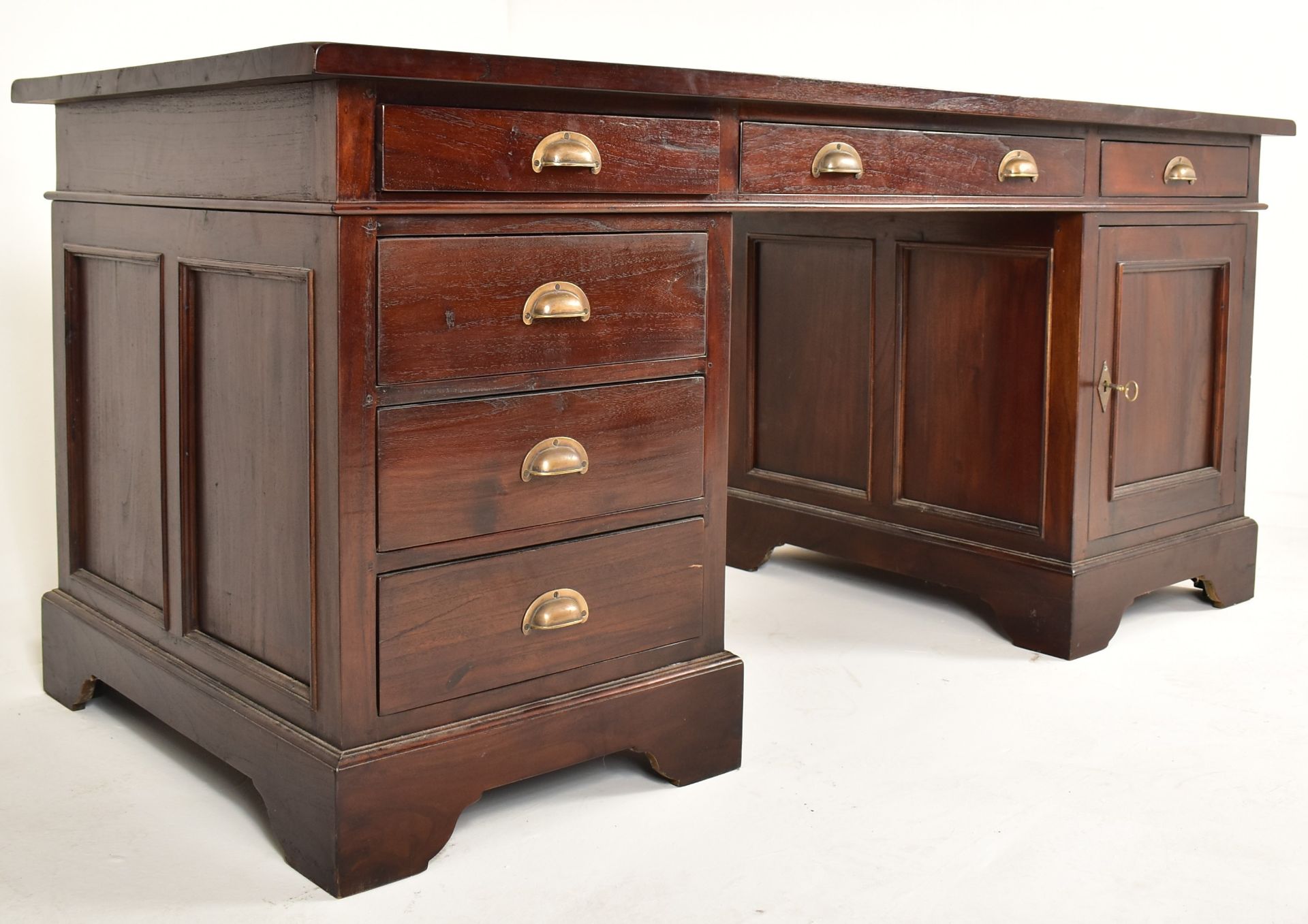 GEORGE III MANNER 20TH CENTURY MAHOGANY TWIN PEDESTAL DESK