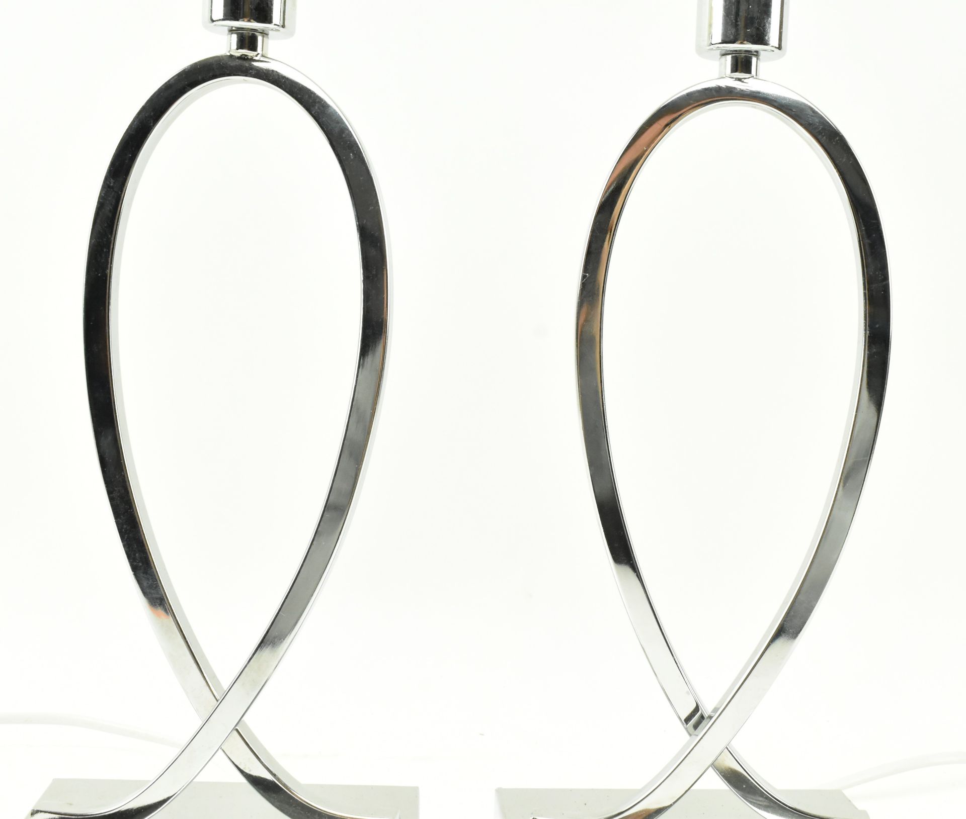 PAIR OF CONTEMPORARY HIGH END CHROME ABSTRACT DESK LAMPS - Image 3 of 5