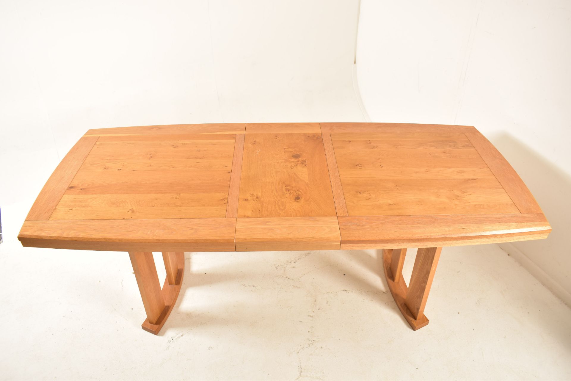CONTEMPORARY HIGH END BRITISH DESIGN OAK DINING TABLE - Image 5 of 6